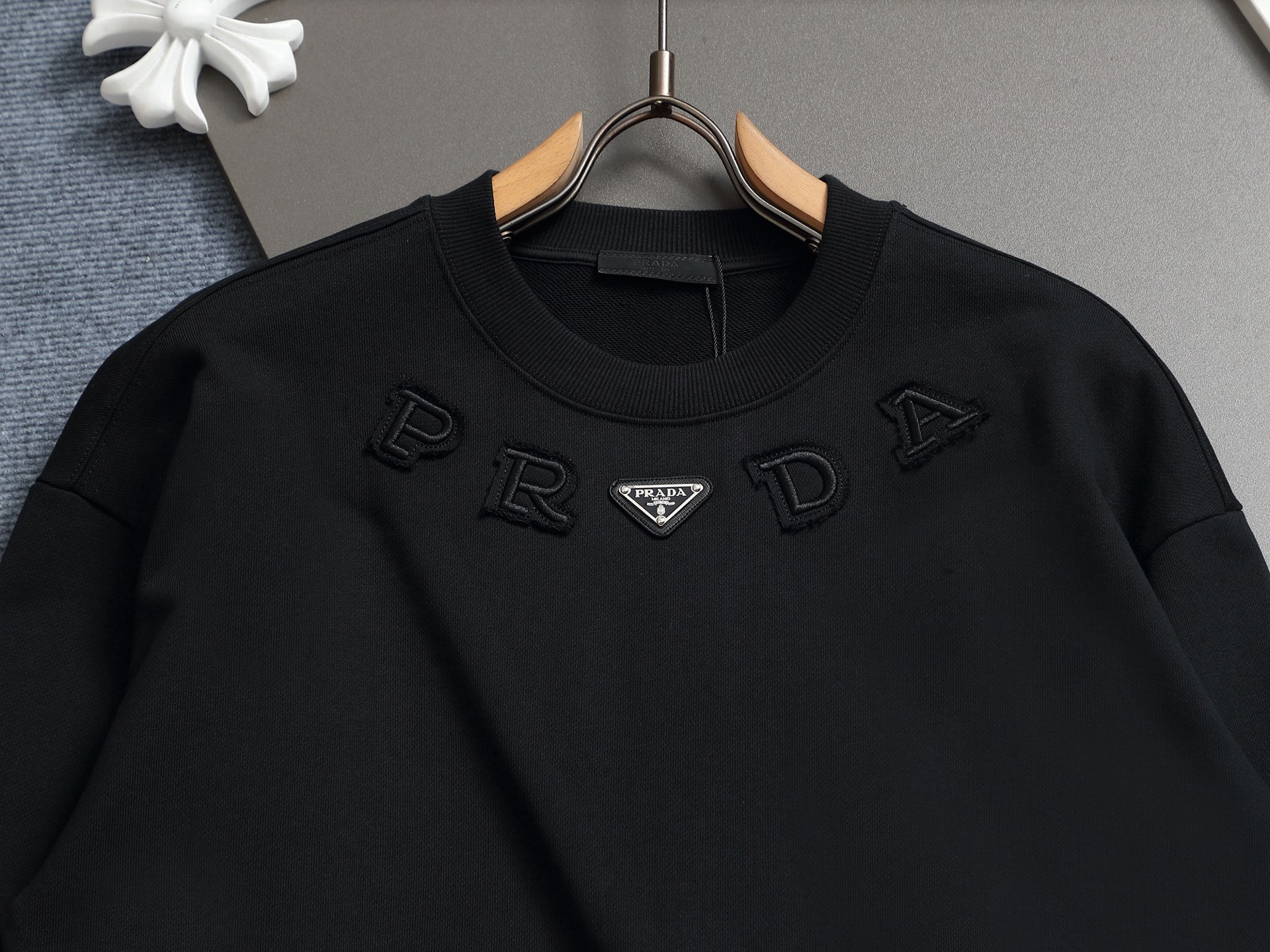 
PRADA 普拉达  拉链口袋三角标Logo
标识进口机绣  灵感源自八十年代复古
原版面料 官方同款