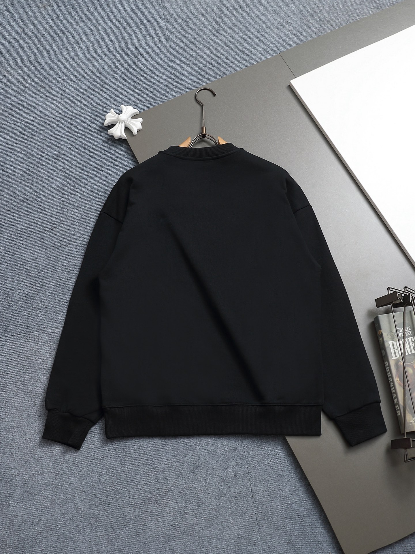 
PRADA 普拉达  拉链口袋三角标Logo
标识进口机绣  灵感源自八十年代复古
原版面料 官方同款