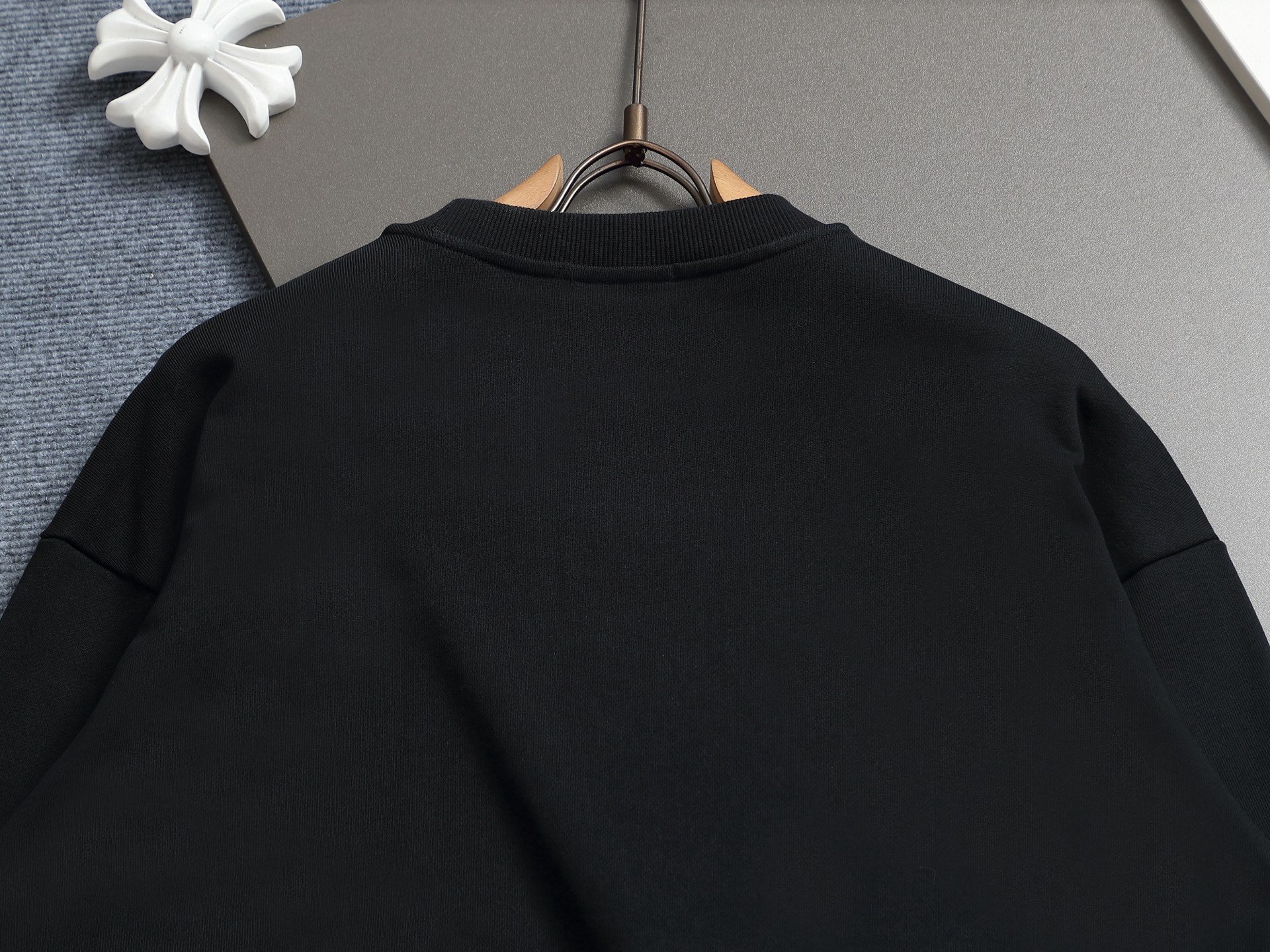 
PRADA 普拉达  拉链口袋三角标Logo
标识进口机绣  灵感源自八十年代复古
原版面料 官方同款