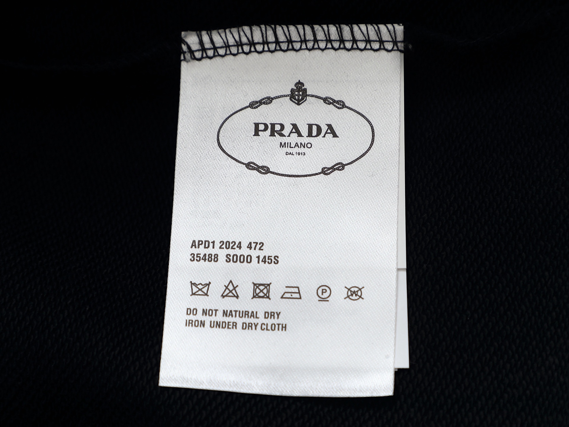 
PRADA 普拉达  拉链口袋三角标Logo
标识进口机绣  灵感源自八十年代复古
原版面料 官方同款