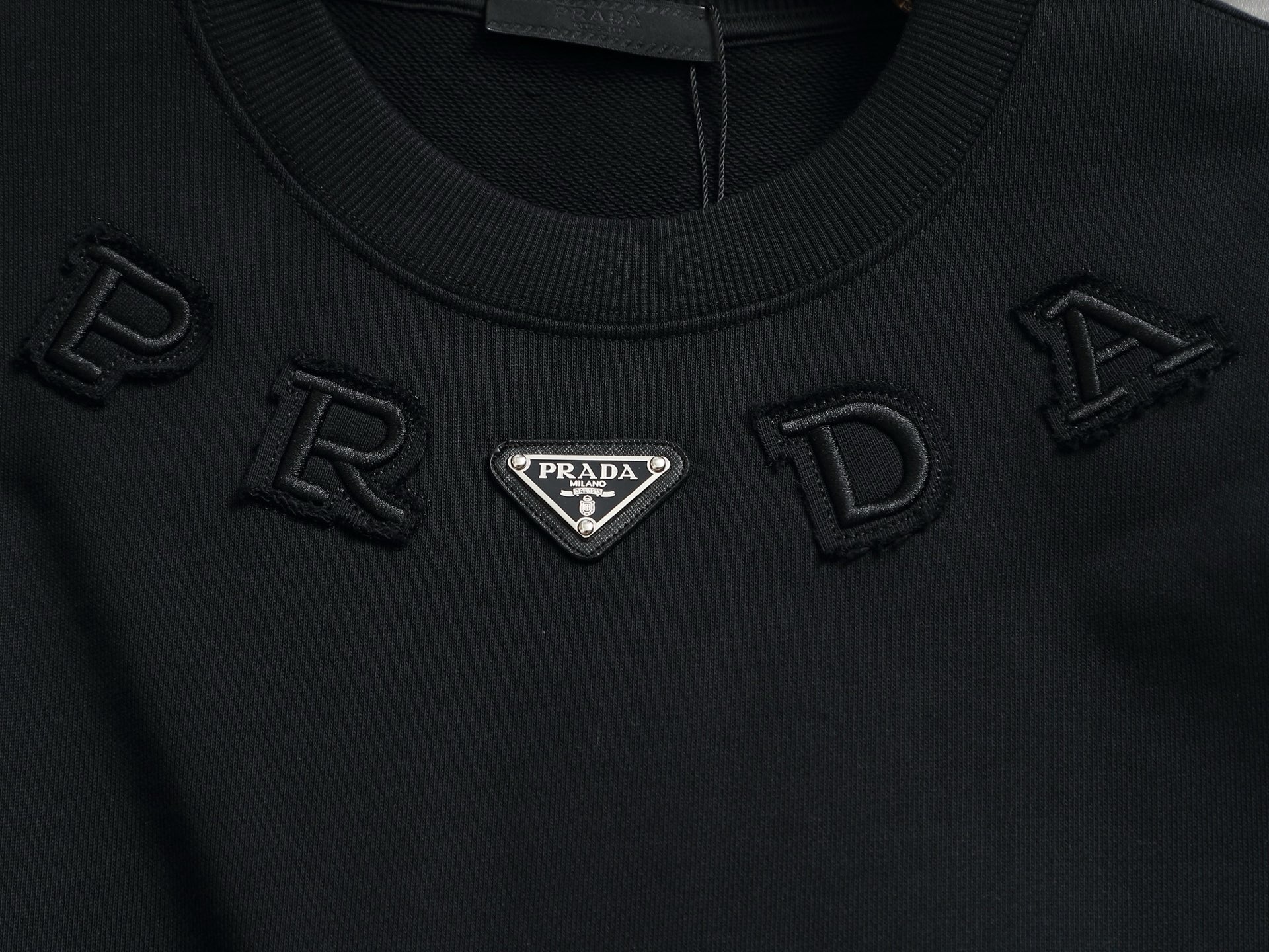 
PRADA 普拉达  拉链口袋三角标Logo
标识进口机绣  灵感源自八十年代复古
原版面料 官方同款