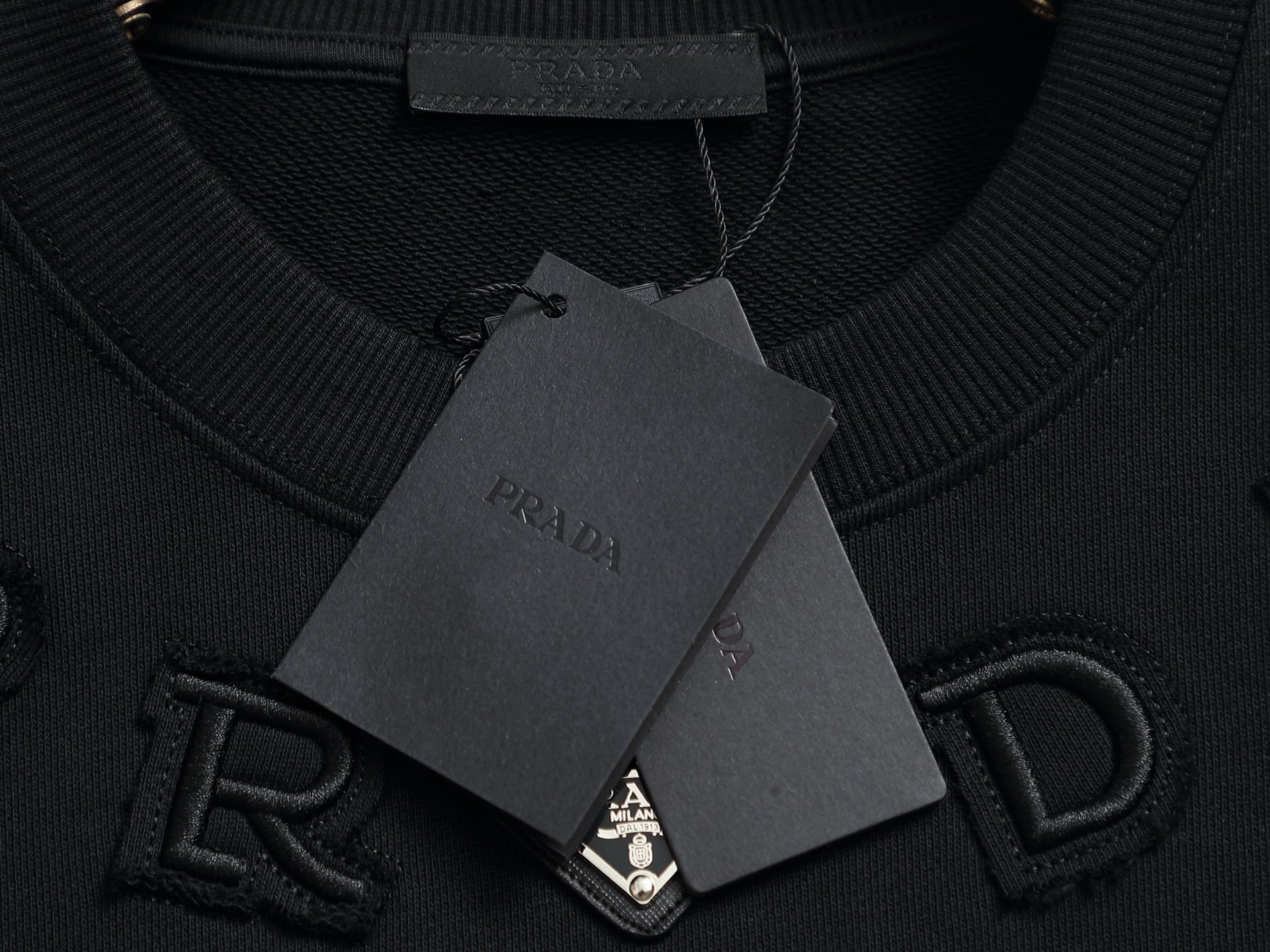 
PRADA 普拉达  拉链口袋三角标Logo
标识进口机绣  灵感源自八十年代复古
原版面料 官方同款