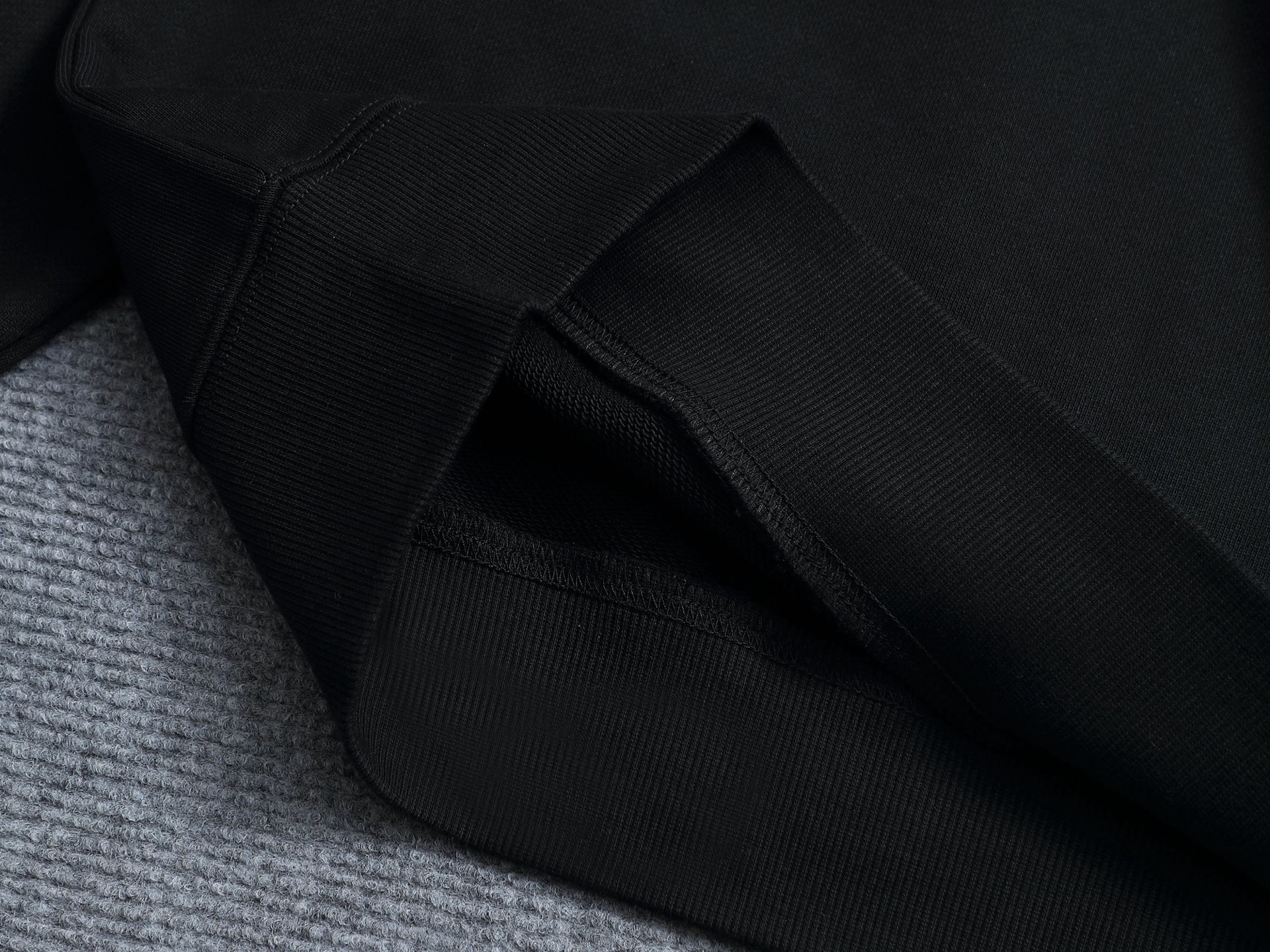 
PRADA 普拉达  拉链口袋三角标Logo
标识进口机绣  灵感源自八十年代复古
原版面料 官方同款