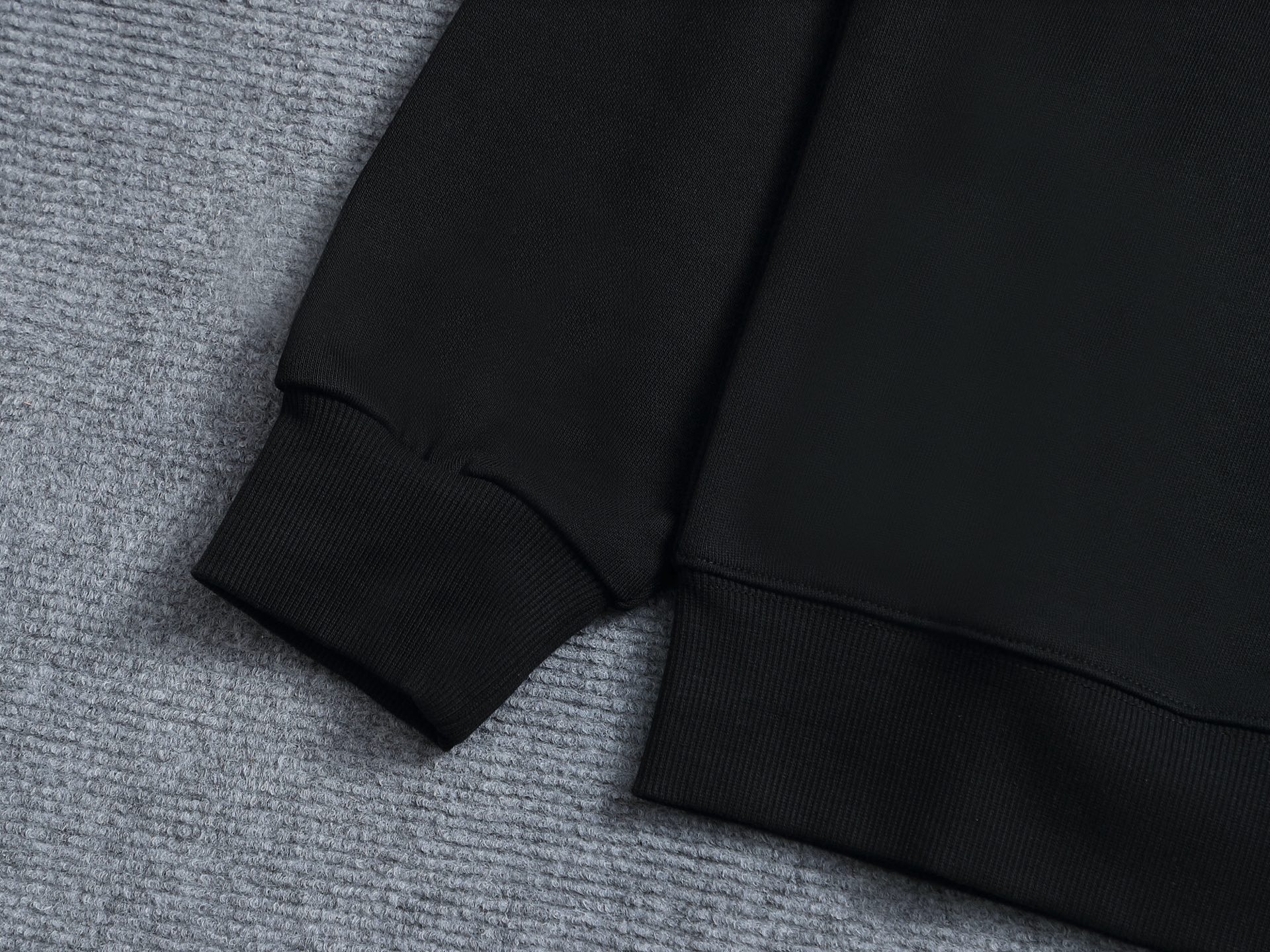 
PRADA 普拉达  拉链口袋三角标Logo
标识进口机绣  灵感源自八十年代复古
原版面料 官方同款