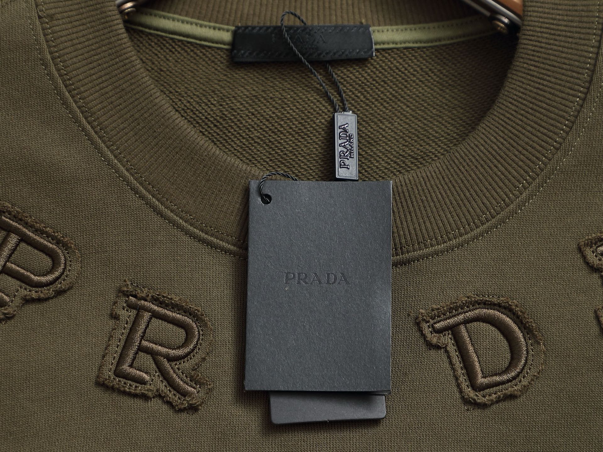 
PRADA 普拉达  拉链口袋三角标Logo
标识进口机绣  灵感源自八十年代复古
原版面料 官方同款