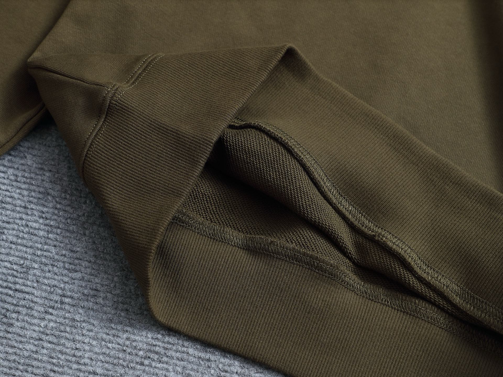 
PRADA 普拉达  拉链口袋三角标Logo
标识进口机绣  灵感源自八十年代复古
原版面料 官方同款