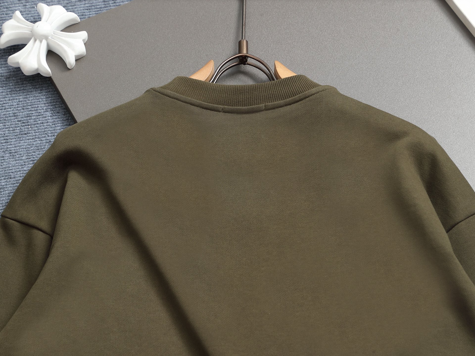 
PRADA 普拉达  拉链口袋三角标Logo
标识进口机绣  灵感源自八十年代复古
原版面料 官方同款