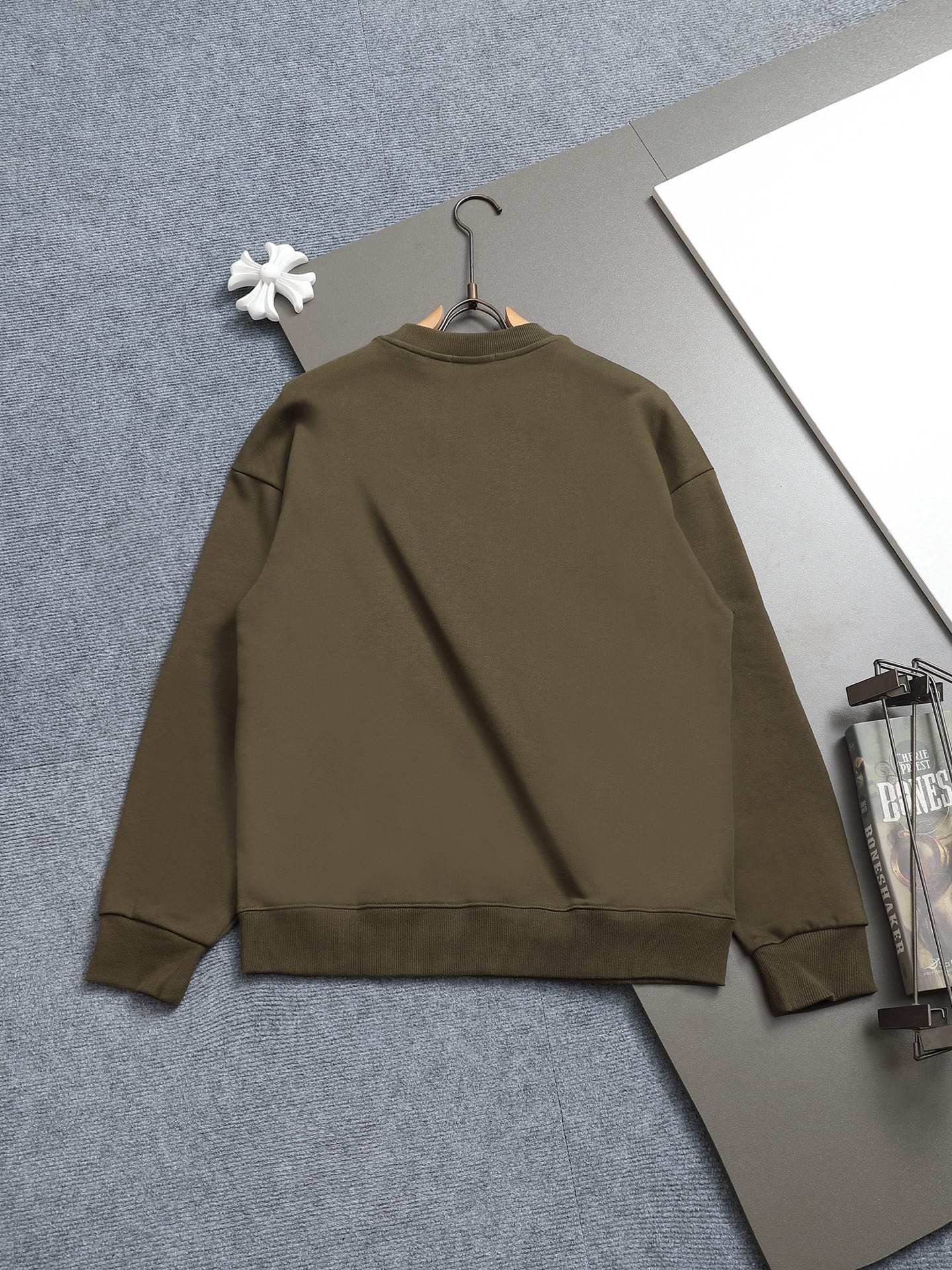 
PRADA 普拉达  拉链口袋三角标Logo
标识进口机绣  灵感源自八十年代复古
原版面料 官方同款