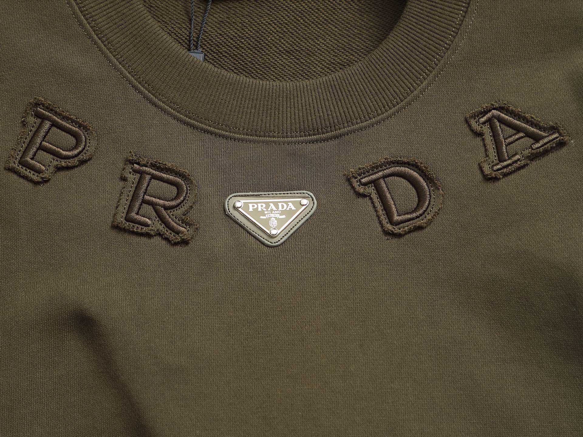 
PRADA 普拉达  拉链口袋三角标Logo
标识进口机绣  灵感源自八十年代复古
原版面料 官方同款