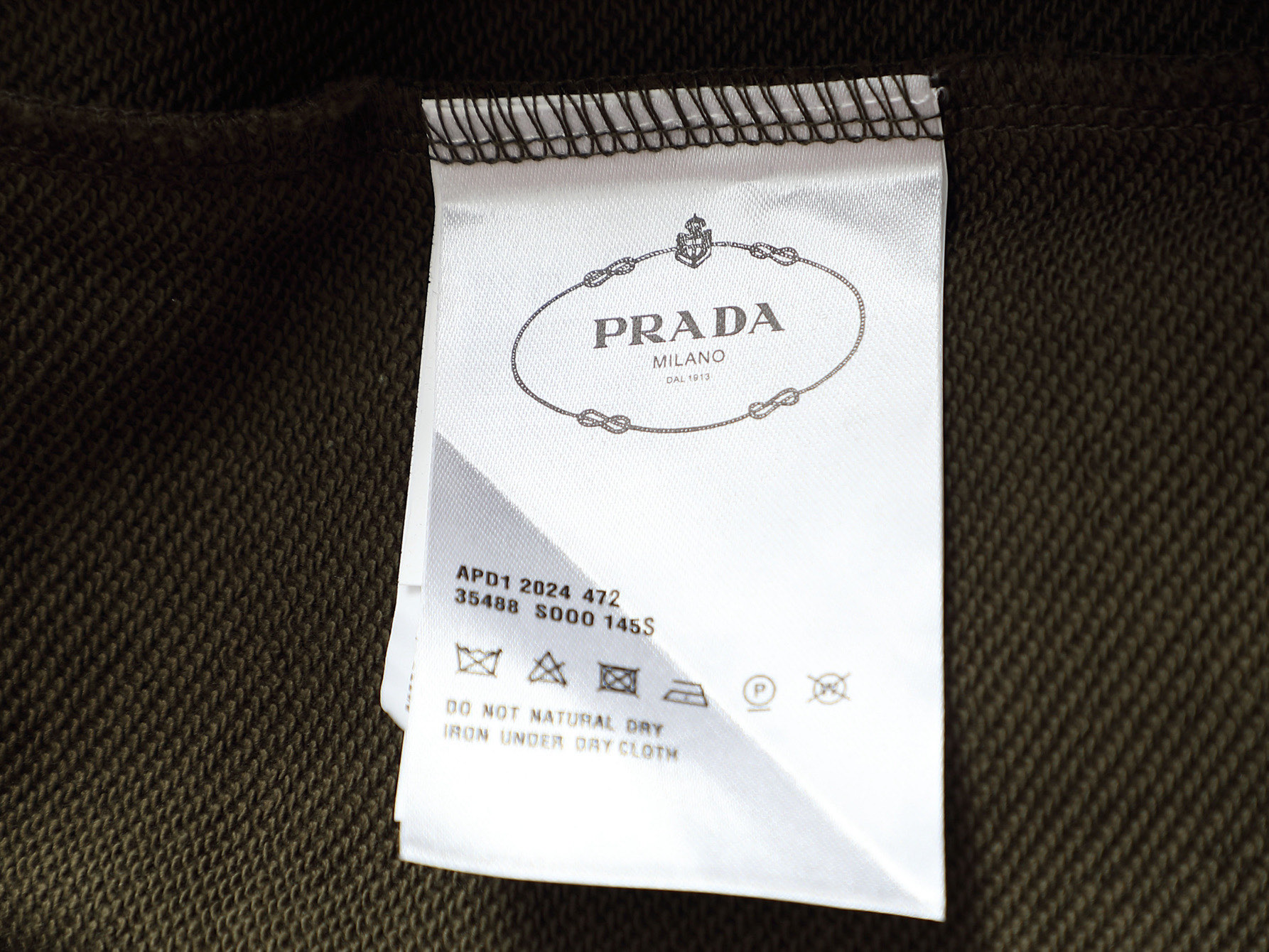 
PRADA 普拉达  拉链口袋三角标Logo
标识进口机绣  灵感源自八十年代复古
原版面料 官方同款