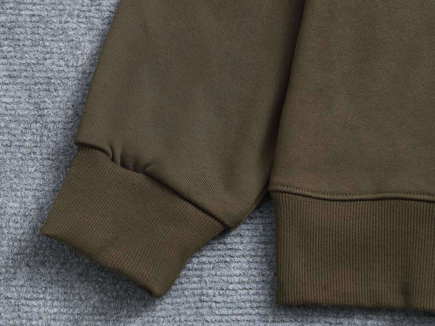 
PRADA 普拉达  拉链口袋三角标Logo
标识进口机绣  灵感源自八十年代复古
原版面料 官方同款