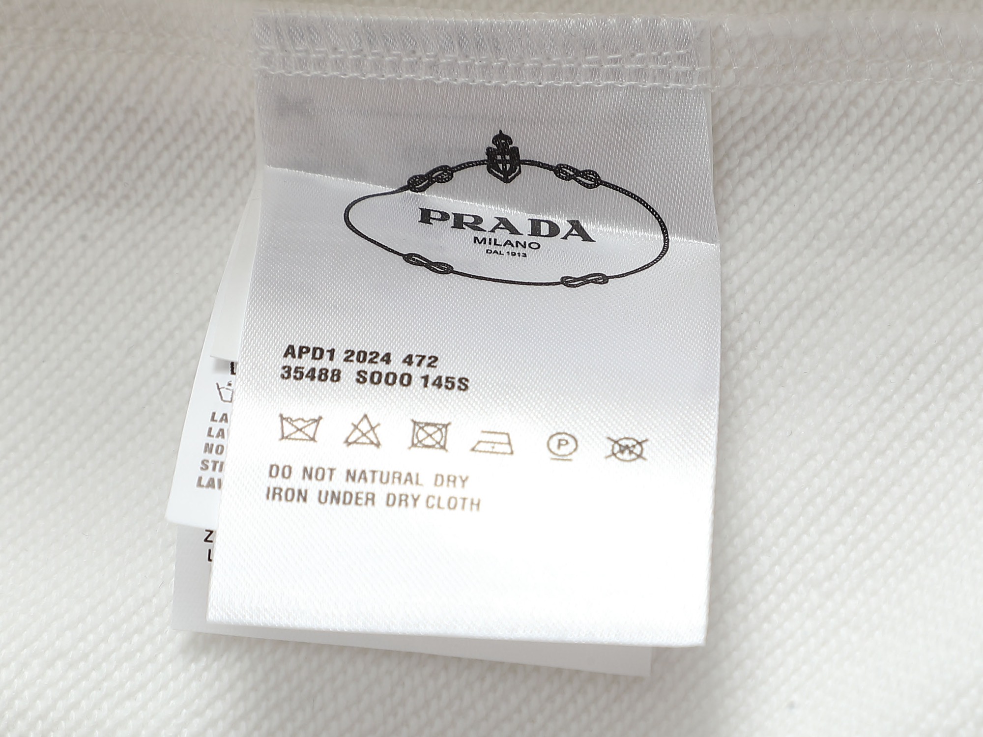 
PRADA 普拉达  拉链口袋三角标Logo
标识进口机绣  灵感源自八十年代复古
原版面料 官方同款