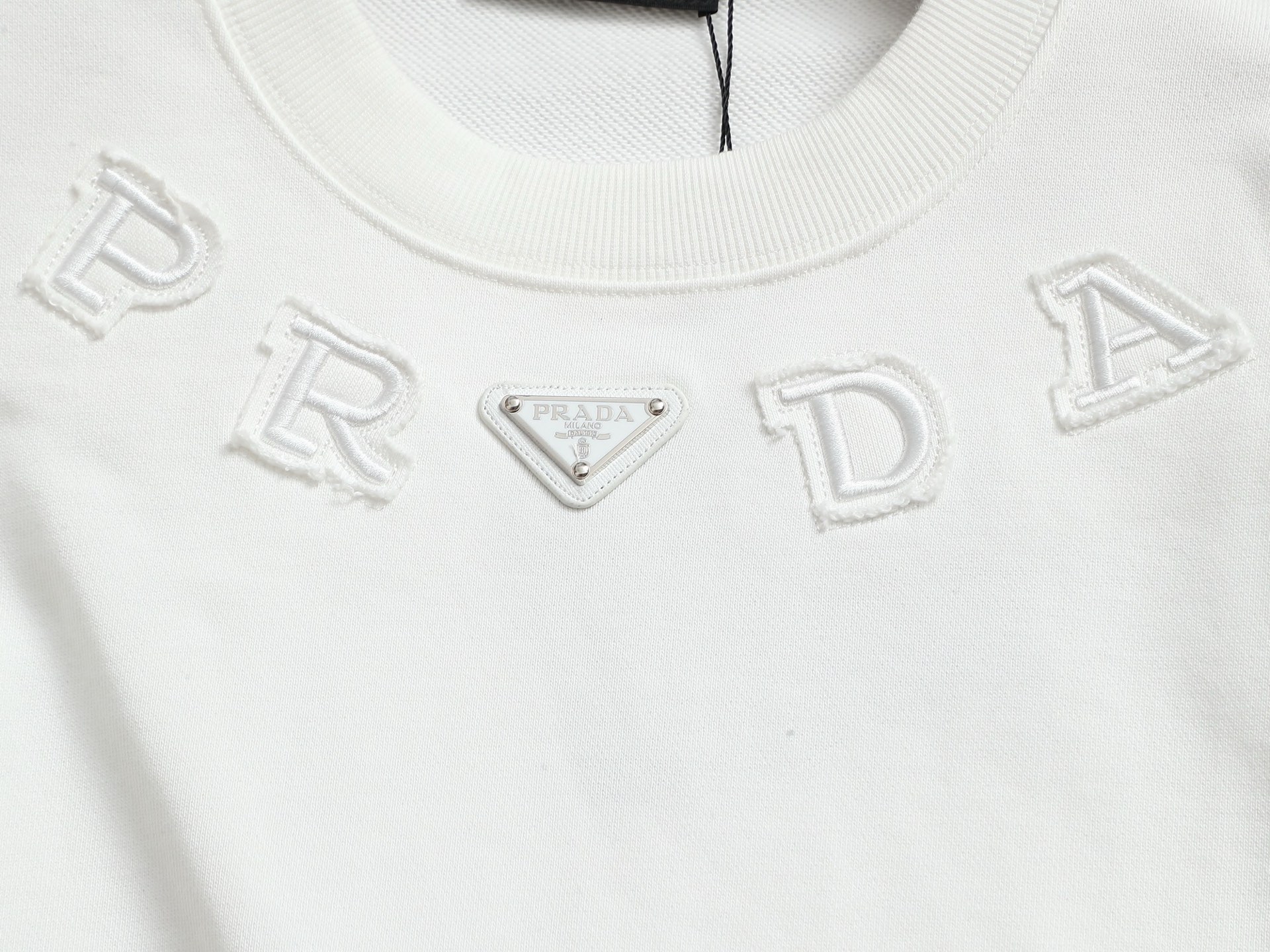 
PRADA 普拉达  拉链口袋三角标Logo
标识进口机绣  灵感源自八十年代复古
原版面料 官方同款