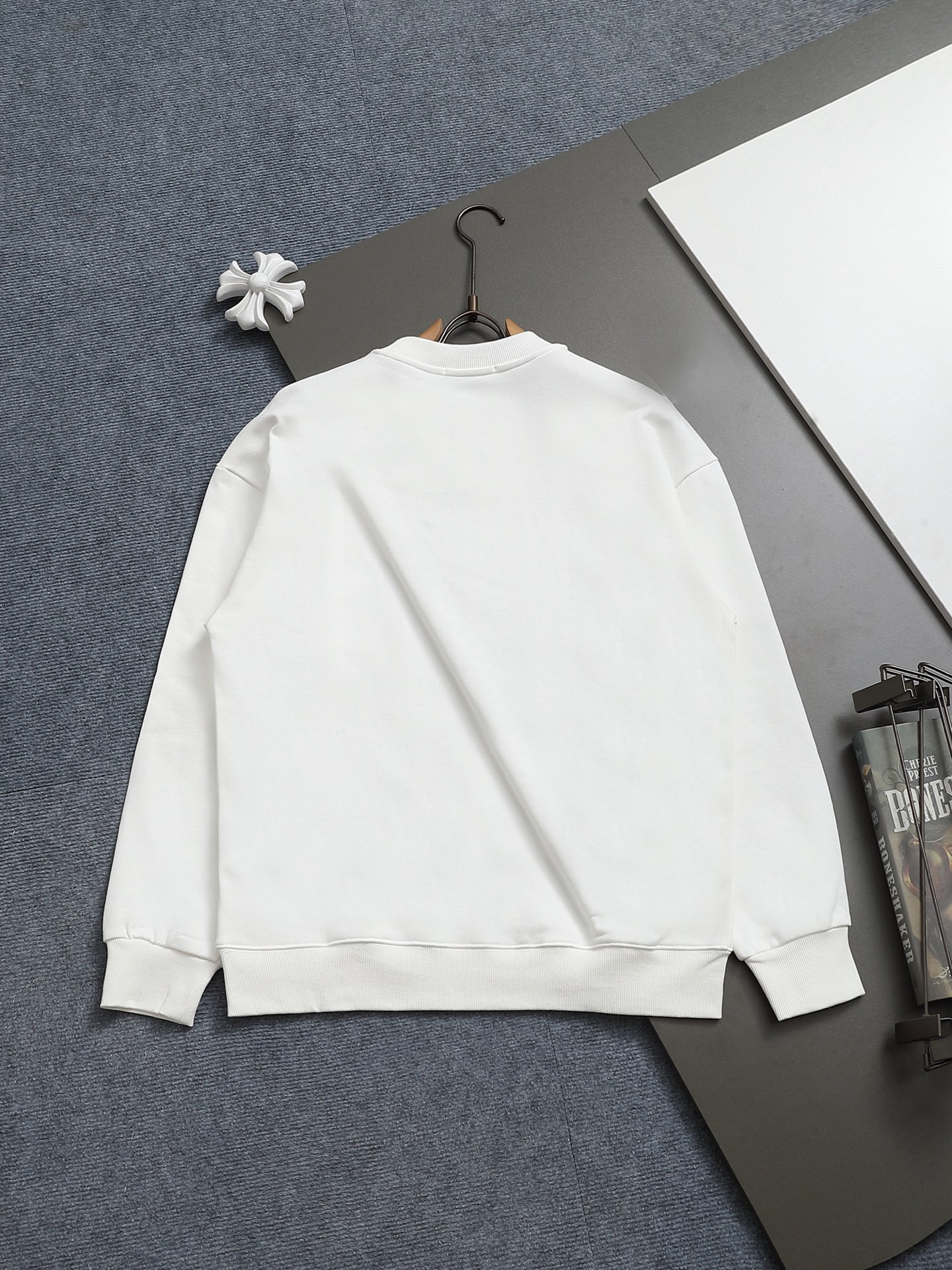 
PRADA 普拉达  拉链口袋三角标Logo
标识进口机绣  灵感源自八十年代复古
原版面料 官方同款