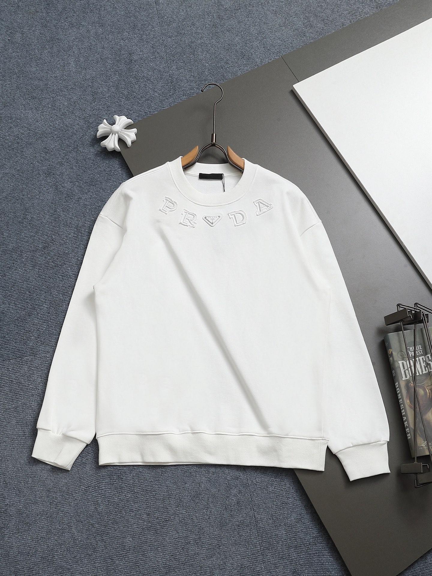 
PRADA 普拉达  拉链口袋三角标Logo
标识进口机绣  灵感源自八十年代复古
原版面料 官方同款