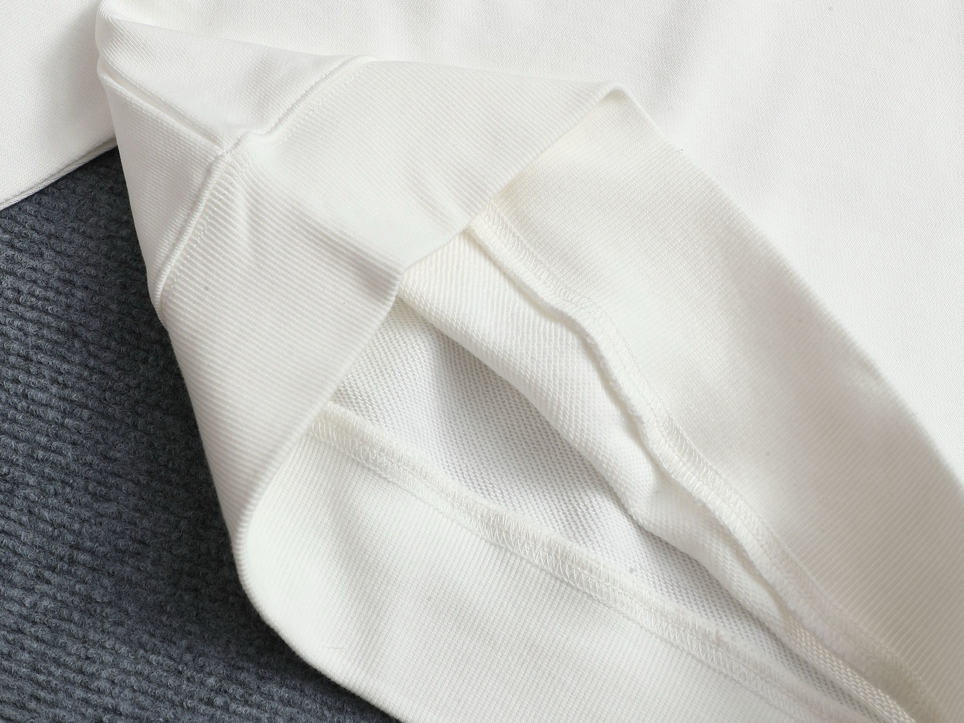 
PRADA 普拉达  拉链口袋三角标Logo
标识进口机绣  灵感源自八十年代复古
原版面料 官方同款