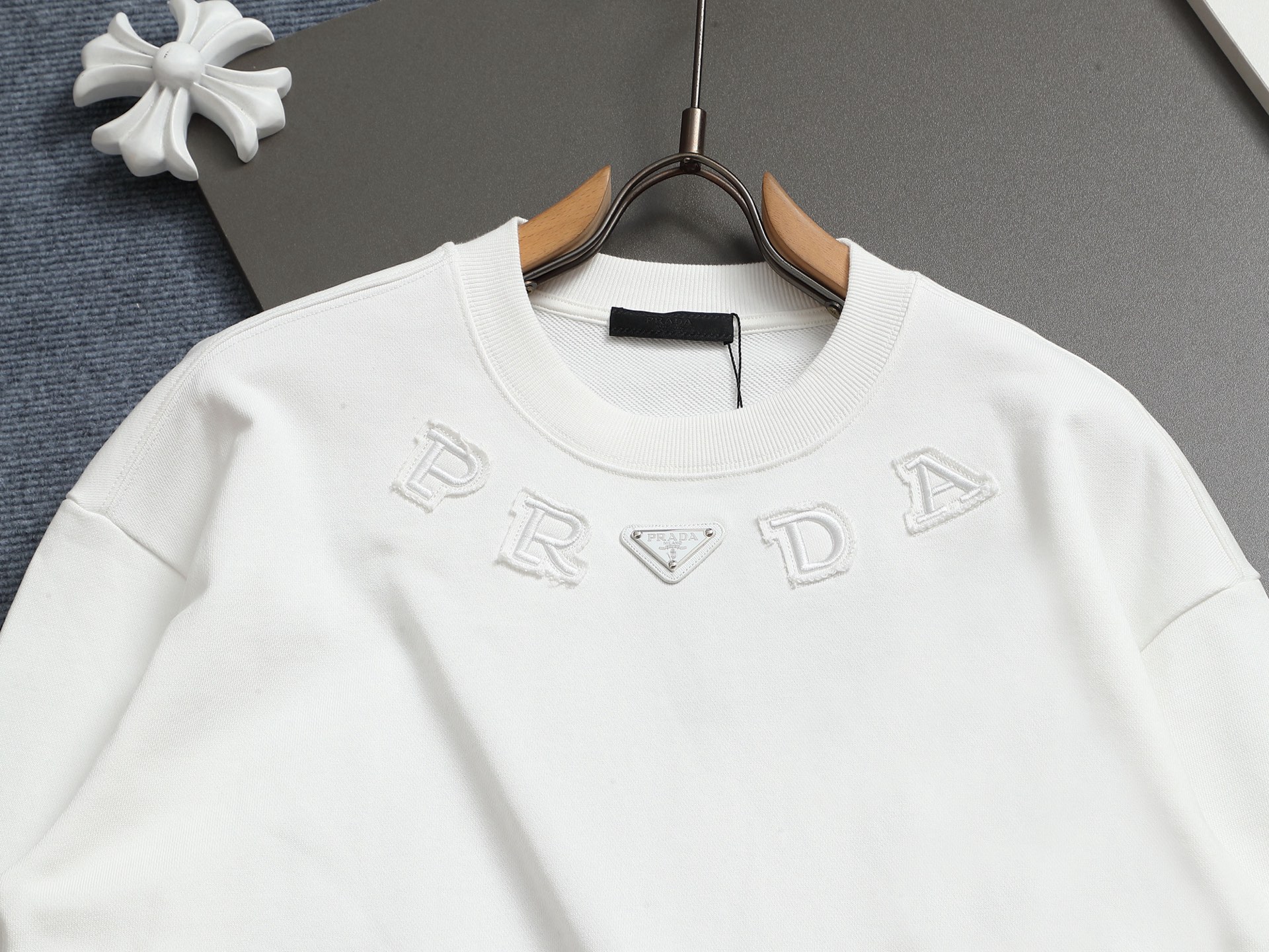 
PRADA 普拉达  拉链口袋三角标Logo
标识进口机绣  灵感源自八十年代复古
原版面料 官方同款