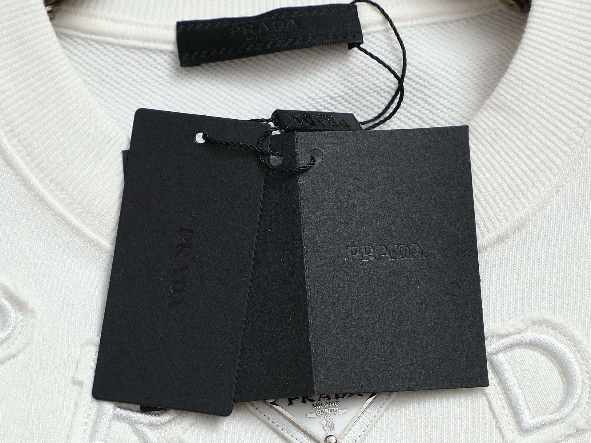 
PRADA 普拉达  拉链口袋三角标Logo
标识进口机绣  灵感源自八十年代复古
原版面料 官方同款