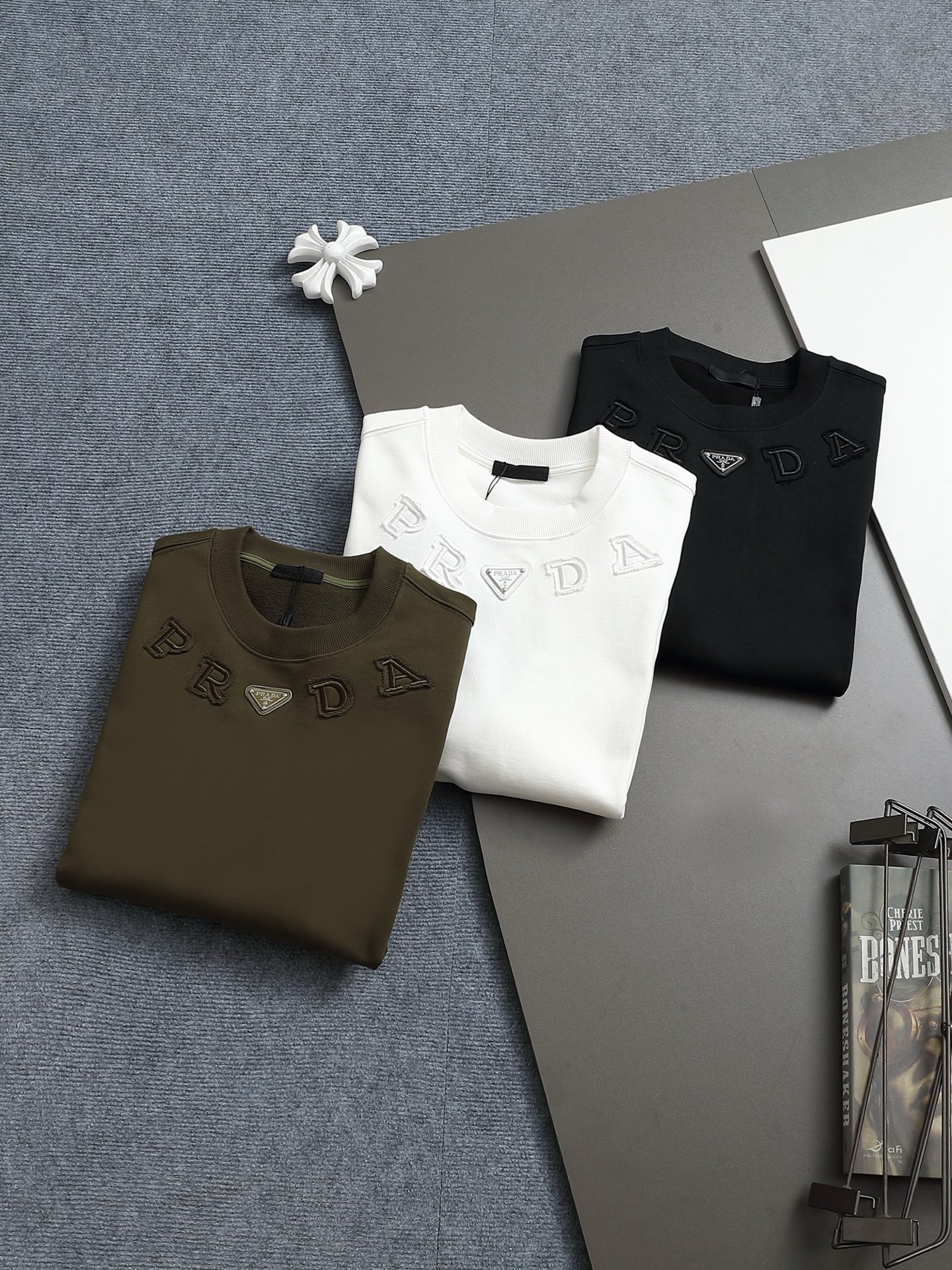 
PRADA 普拉达  拉链口袋三角标Logo
标识进口机绣  灵感源自八十年代复古
原版面料 官方同款