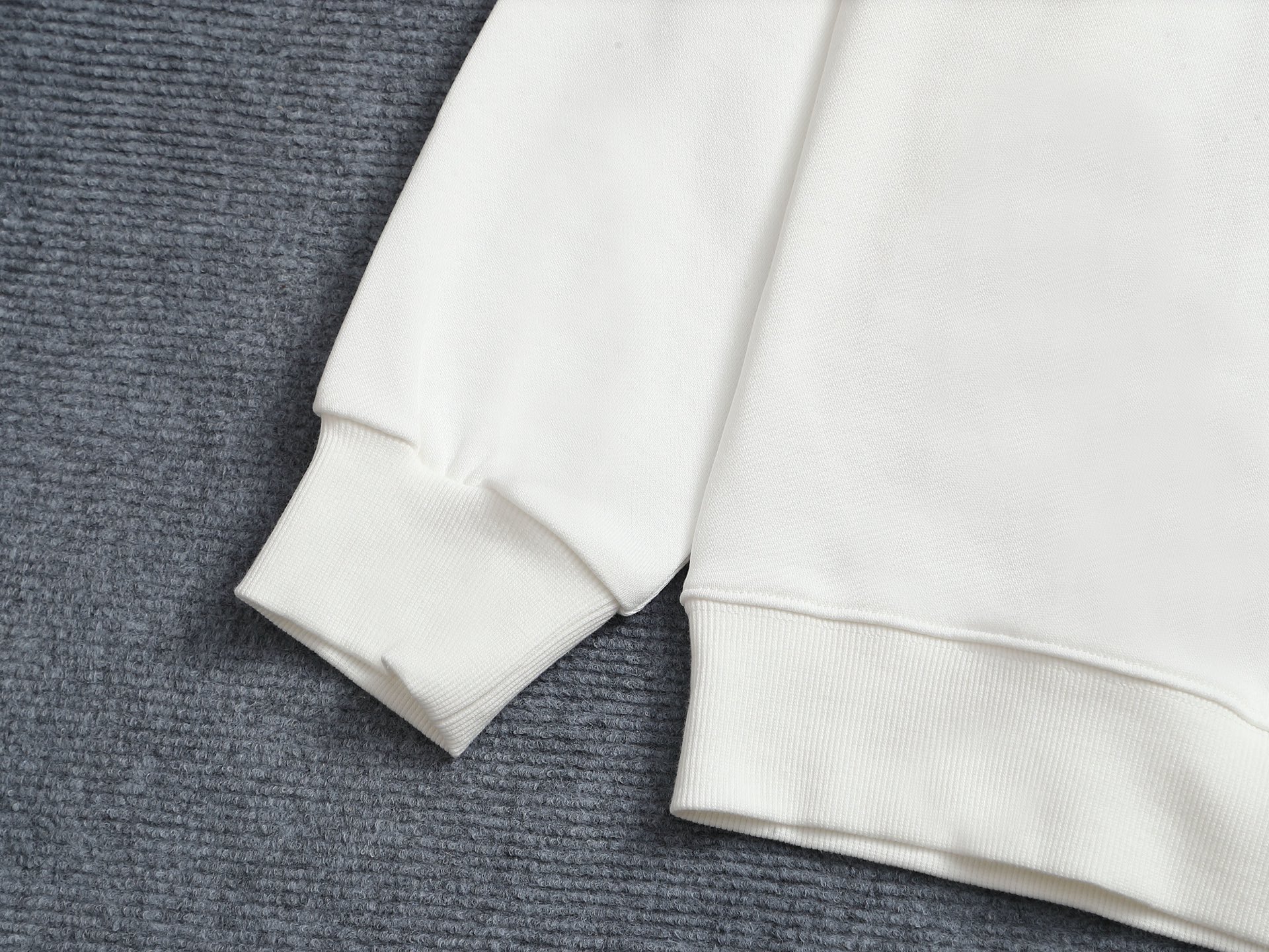 
PRADA 普拉达  拉链口袋三角标Logo
标识进口机绣  灵感源自八十年代复古
原版面料 官方同款