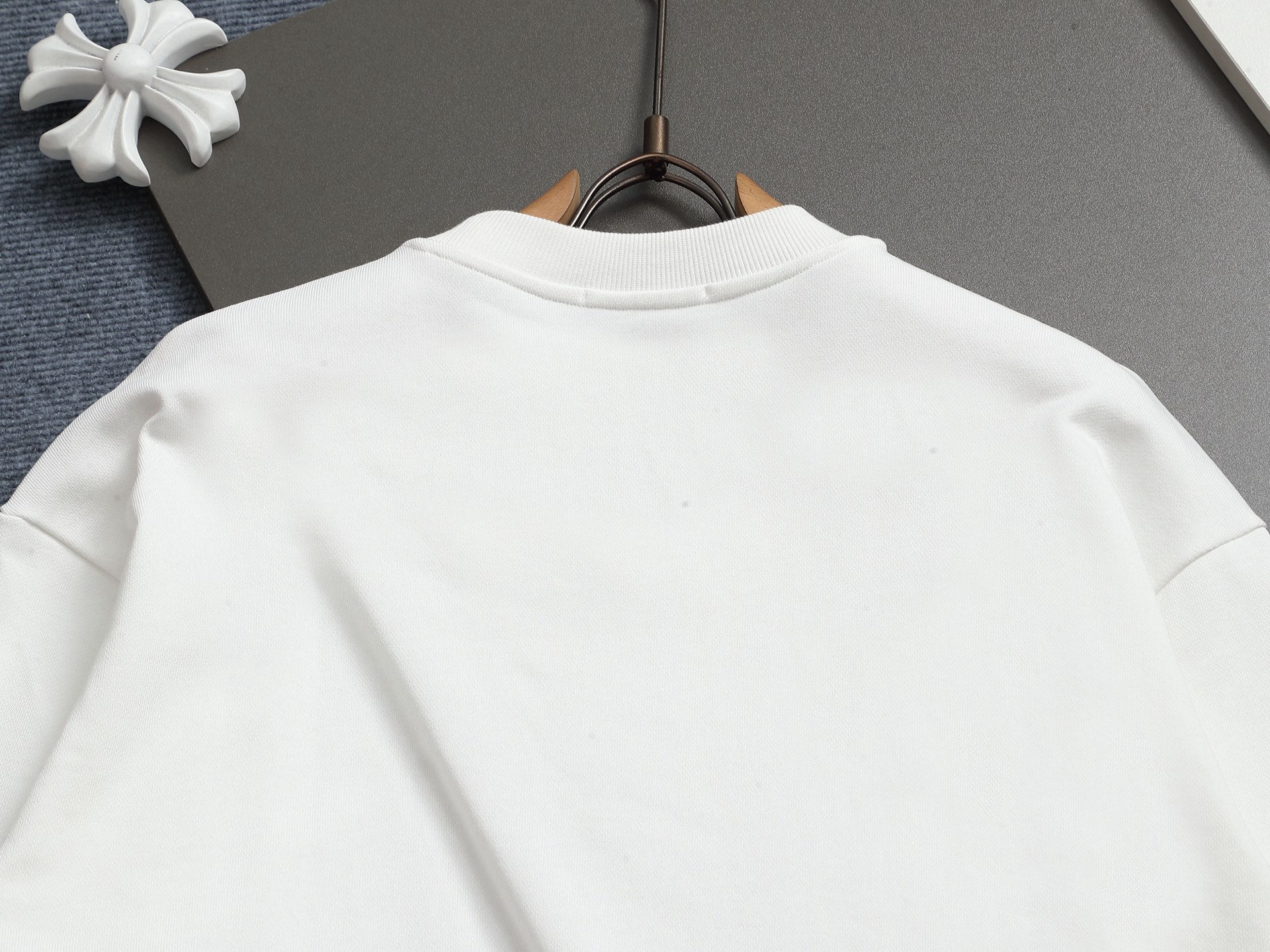 
PRADA 普拉达  拉链口袋三角标Logo
标识进口机绣  灵感源自八十年代复古
原版面料 官方同款