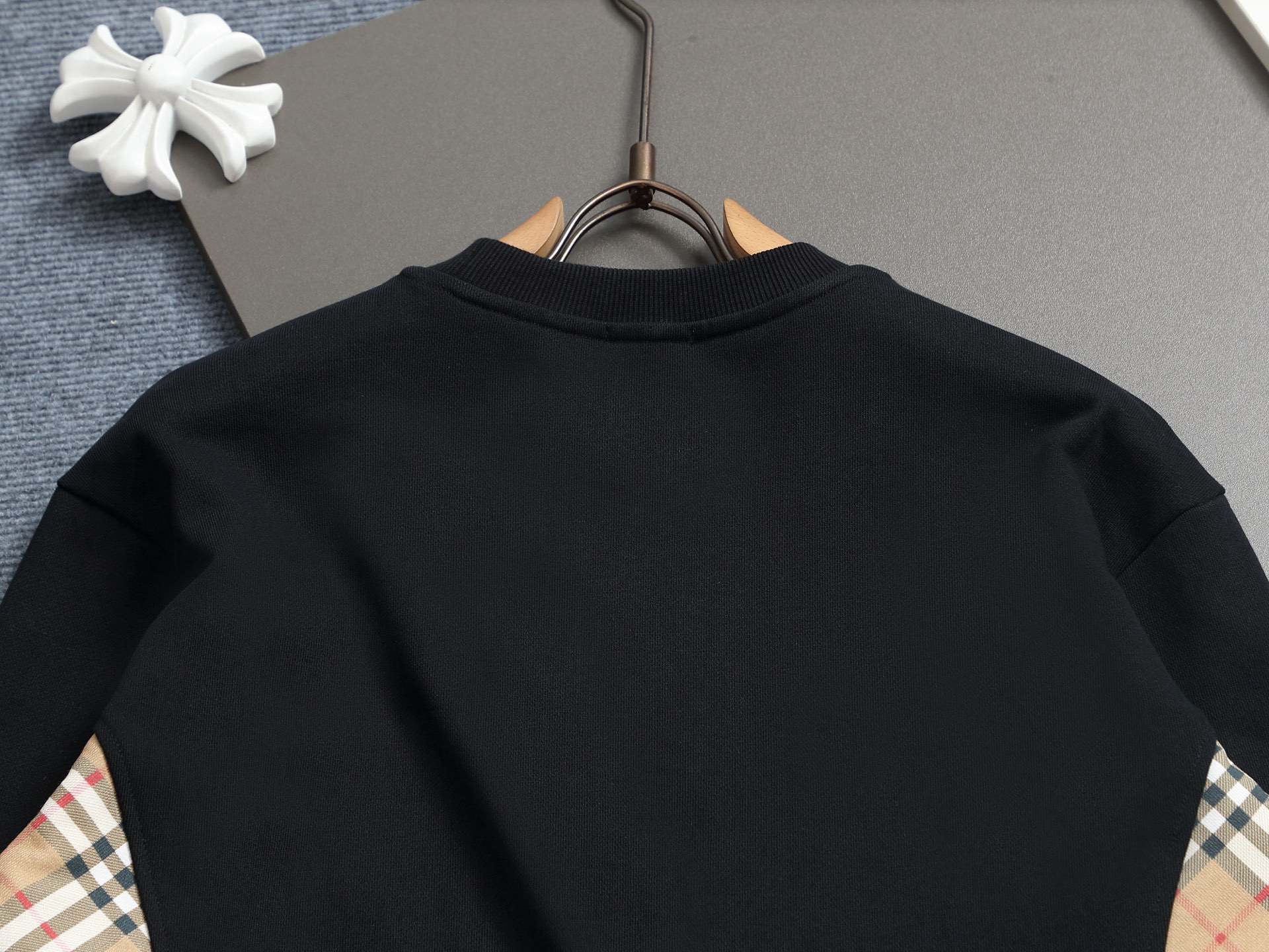 
巴宝莉 BURBERRY
BURBERRY 巴宝莉 格子拼接工艺
大Logo经典精致升级，灵感源自八十