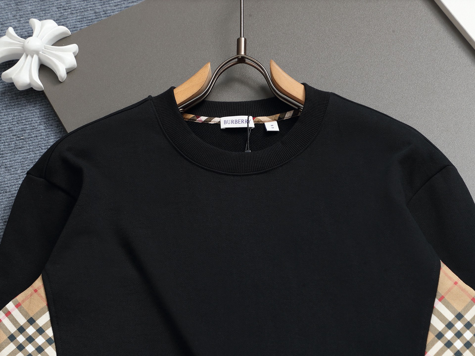 
巴宝莉 BURBERRY
BURBERRY 巴宝莉 格子拼接工艺
大Logo经典精致升级，灵感源自八十