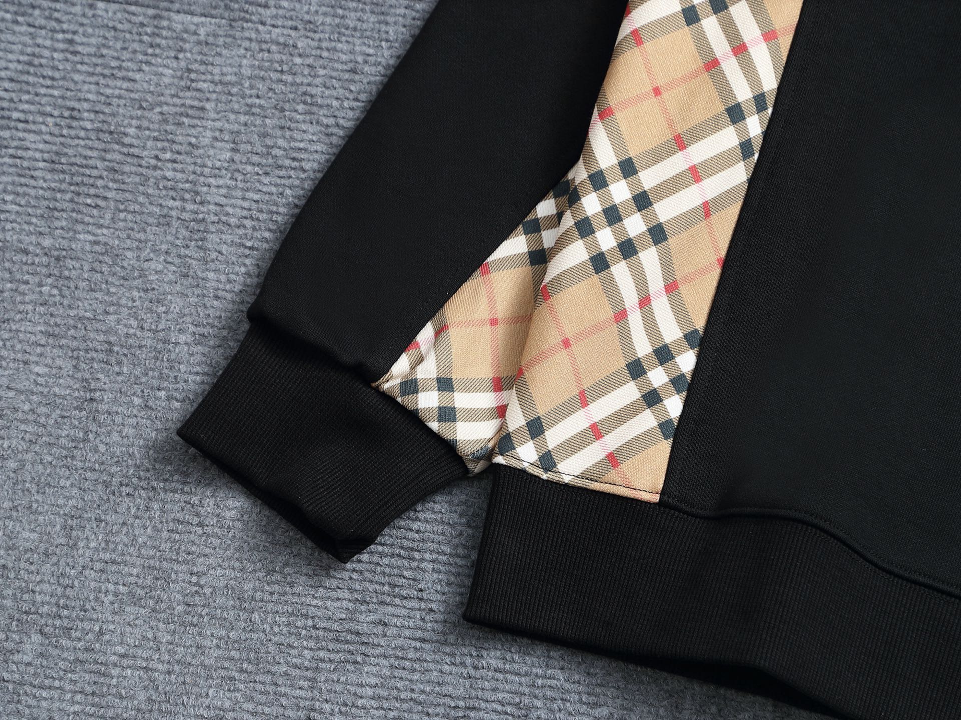 
巴宝莉 BURBERRY
BURBERRY 巴宝莉 格子拼接工艺
大Logo经典精致升级，灵感源自八十