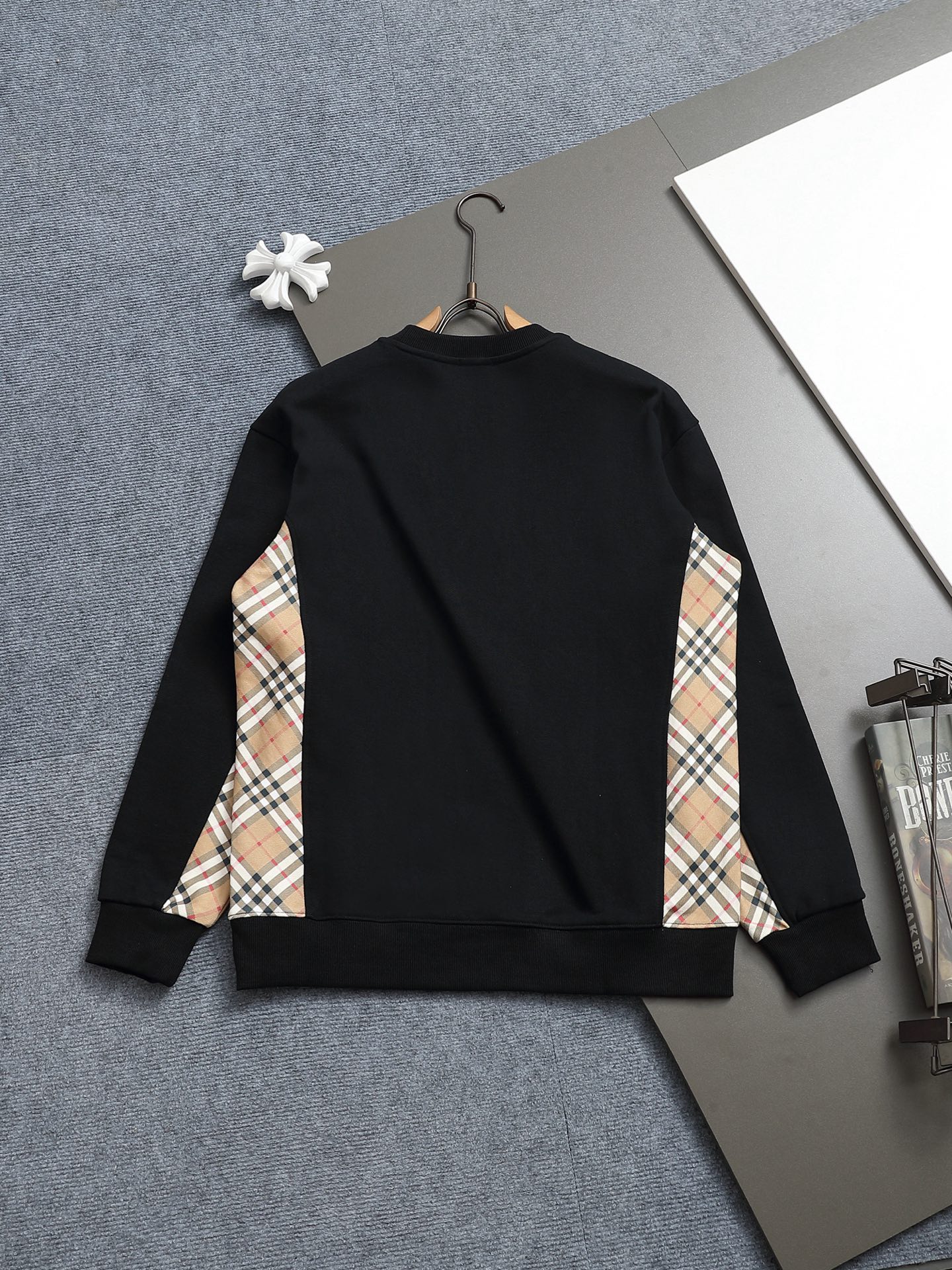 
巴宝莉 BURBERRY
BURBERRY 巴宝莉 格子拼接工艺
大Logo经典精致升级，灵感源自八十