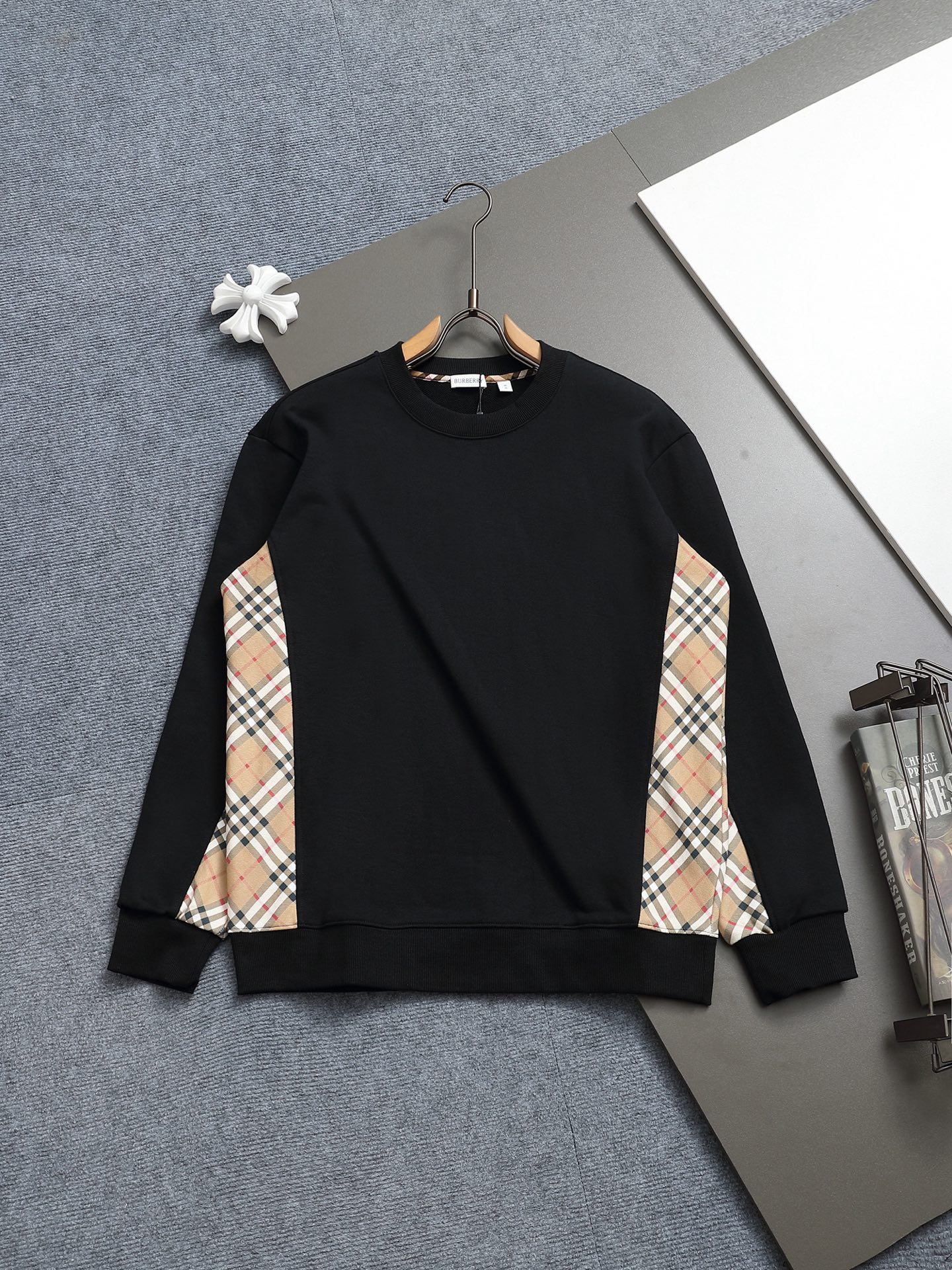 
巴宝莉 BURBERRY
BURBERRY 巴宝莉 格子拼接工艺
大Logo经典精致升级，灵感源自八十