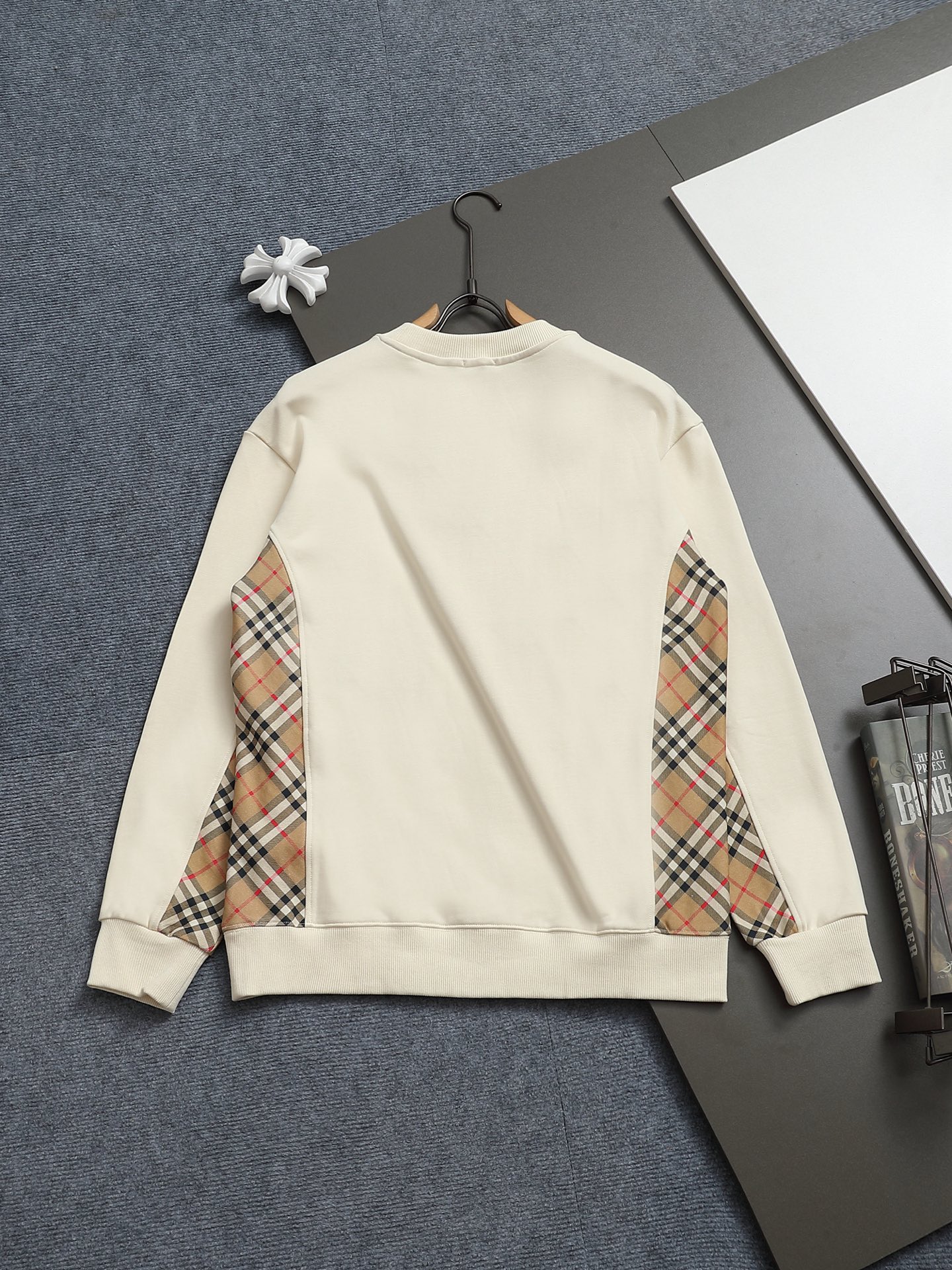 
巴宝莉 BURBERRY
BURBERRY 巴宝莉 格子拼接工艺
大Logo经典精致升级，灵感源自八十