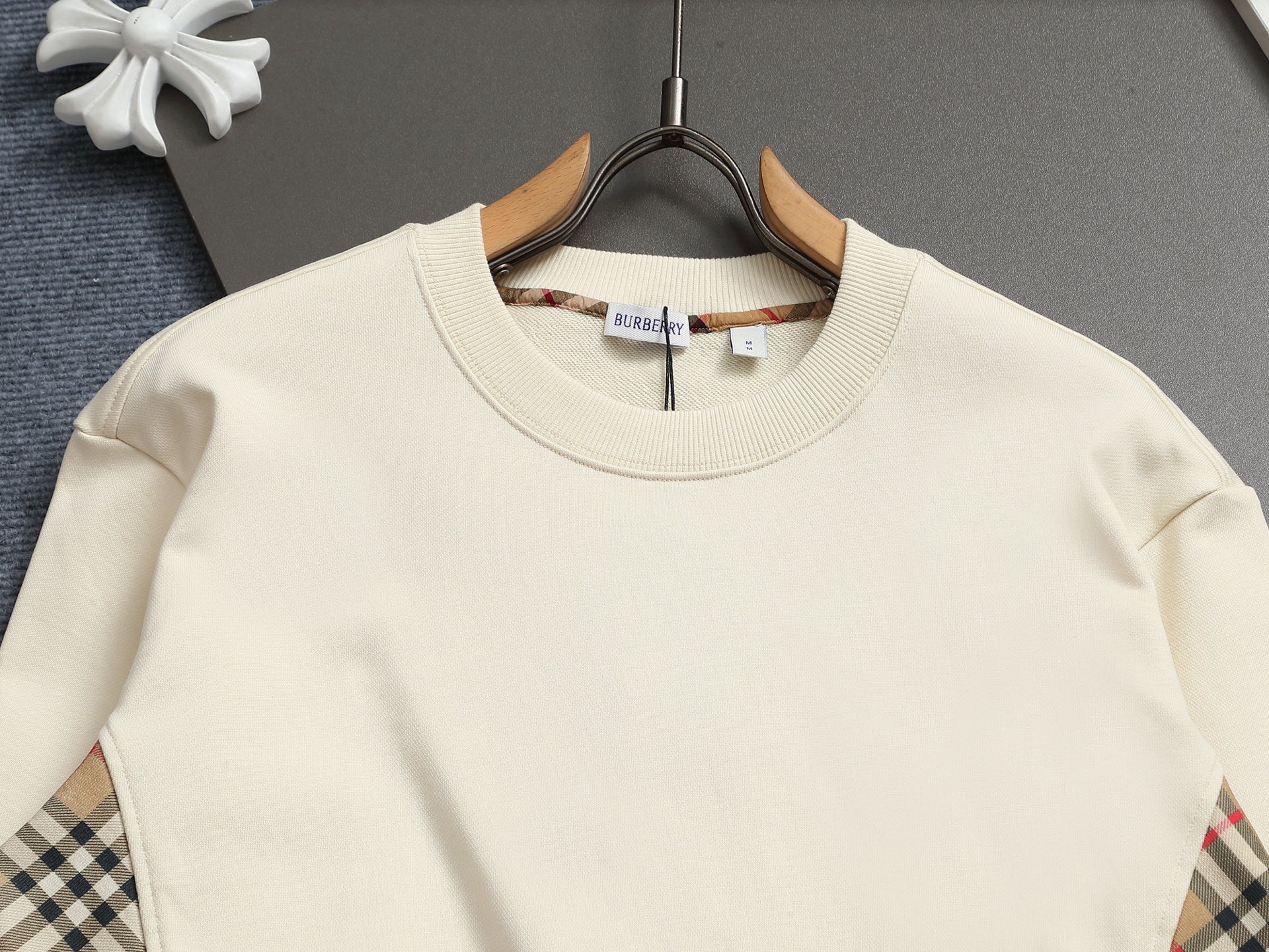 
巴宝莉 BURBERRY
BURBERRY 巴宝莉 格子拼接工艺
大Logo经典精致升级，灵感源自八十