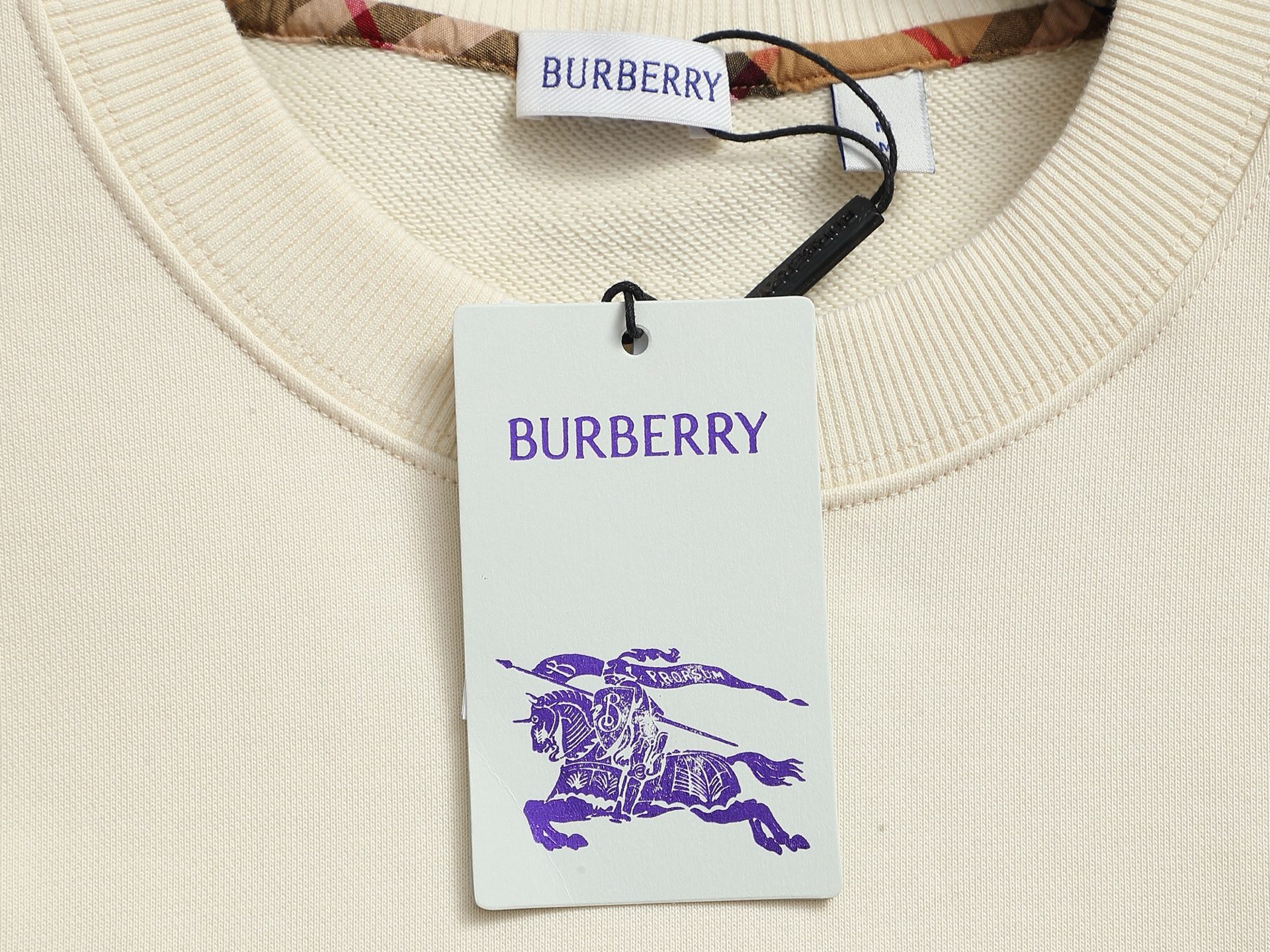 
巴宝莉 BURBERRY
BURBERRY 巴宝莉 格子拼接工艺
大Logo经典精致升级，灵感源自八十