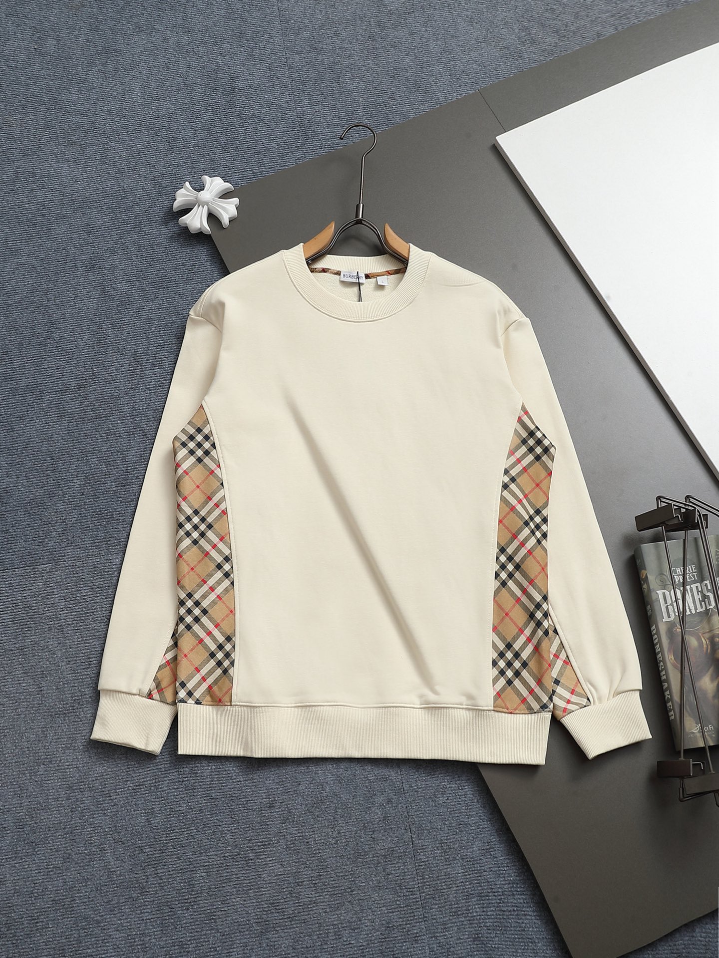 
巴宝莉 BURBERRY
BURBERRY 巴宝莉 格子拼接工艺
大Logo经典精致升级，灵感源自八十