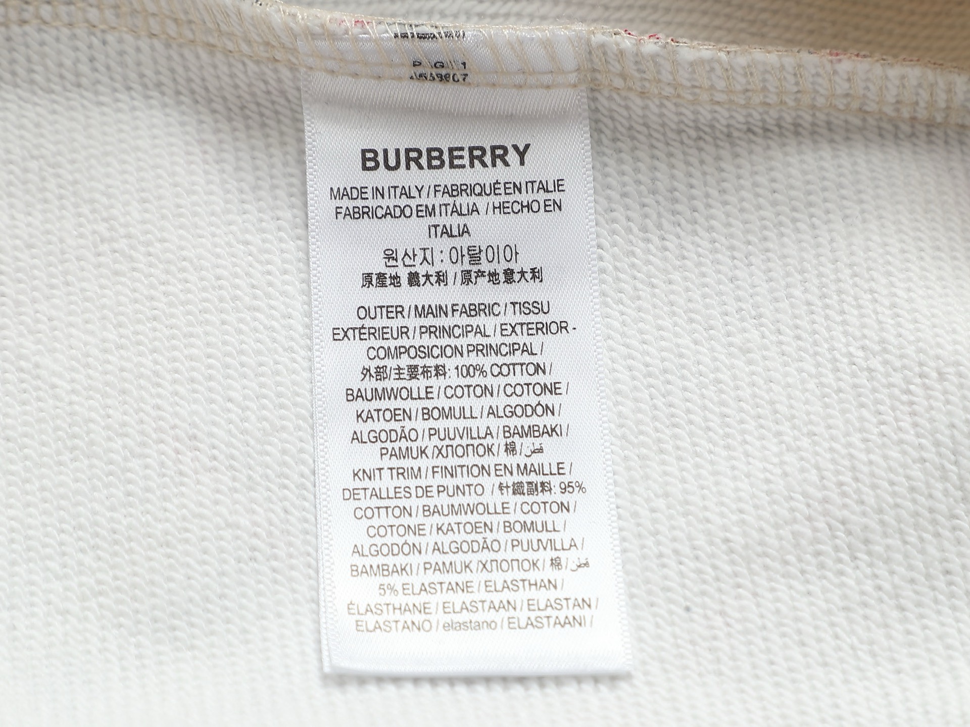 
巴宝莉 BURBERRY
BURBERRY 巴宝莉 格子拼接工艺
大Logo经典精致升级，灵感源自八十