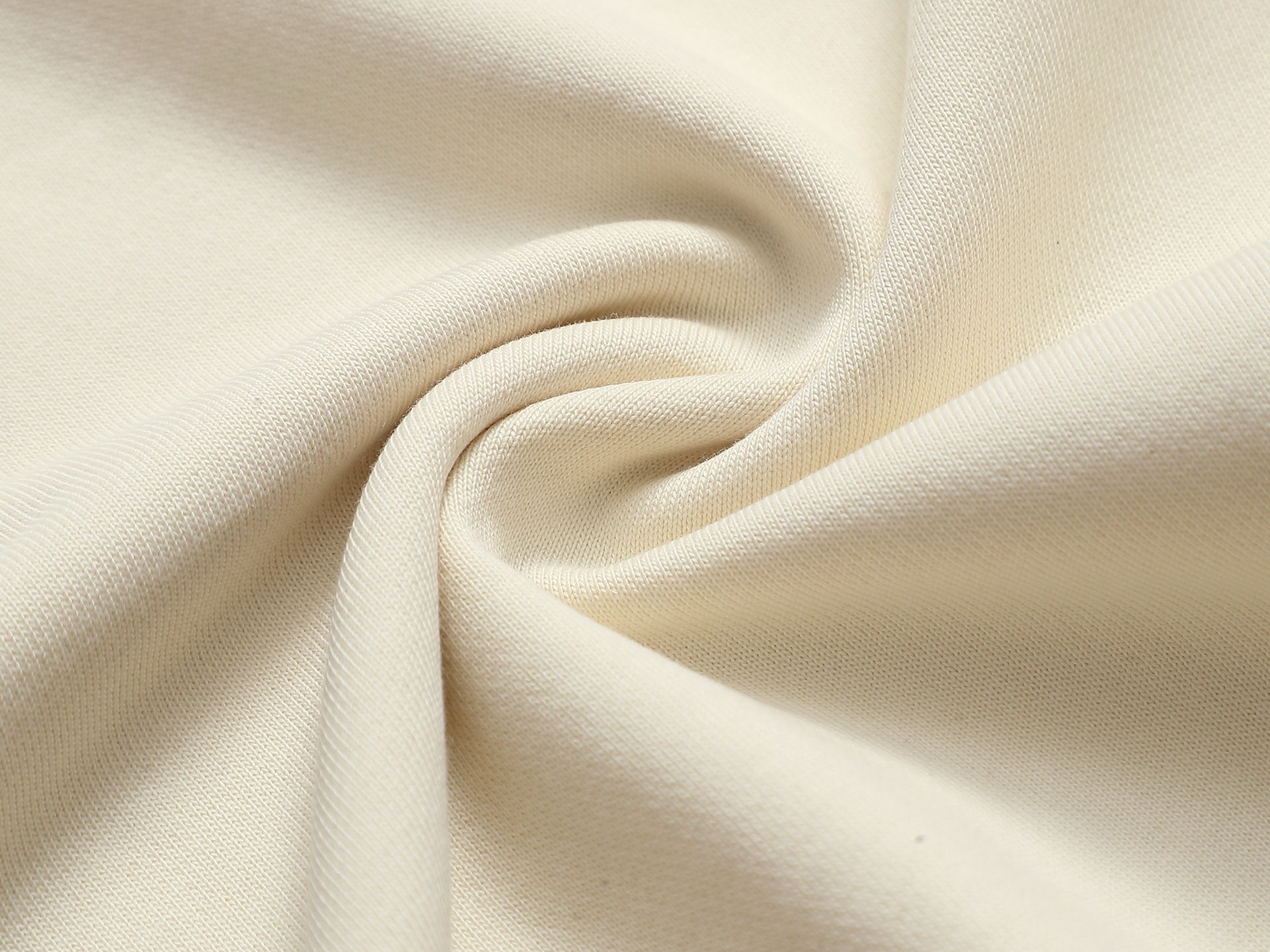 
巴宝莉 BURBERRY
BURBERRY 巴宝莉 格子拼接工艺
大Logo经典精致升级，灵感源自八十