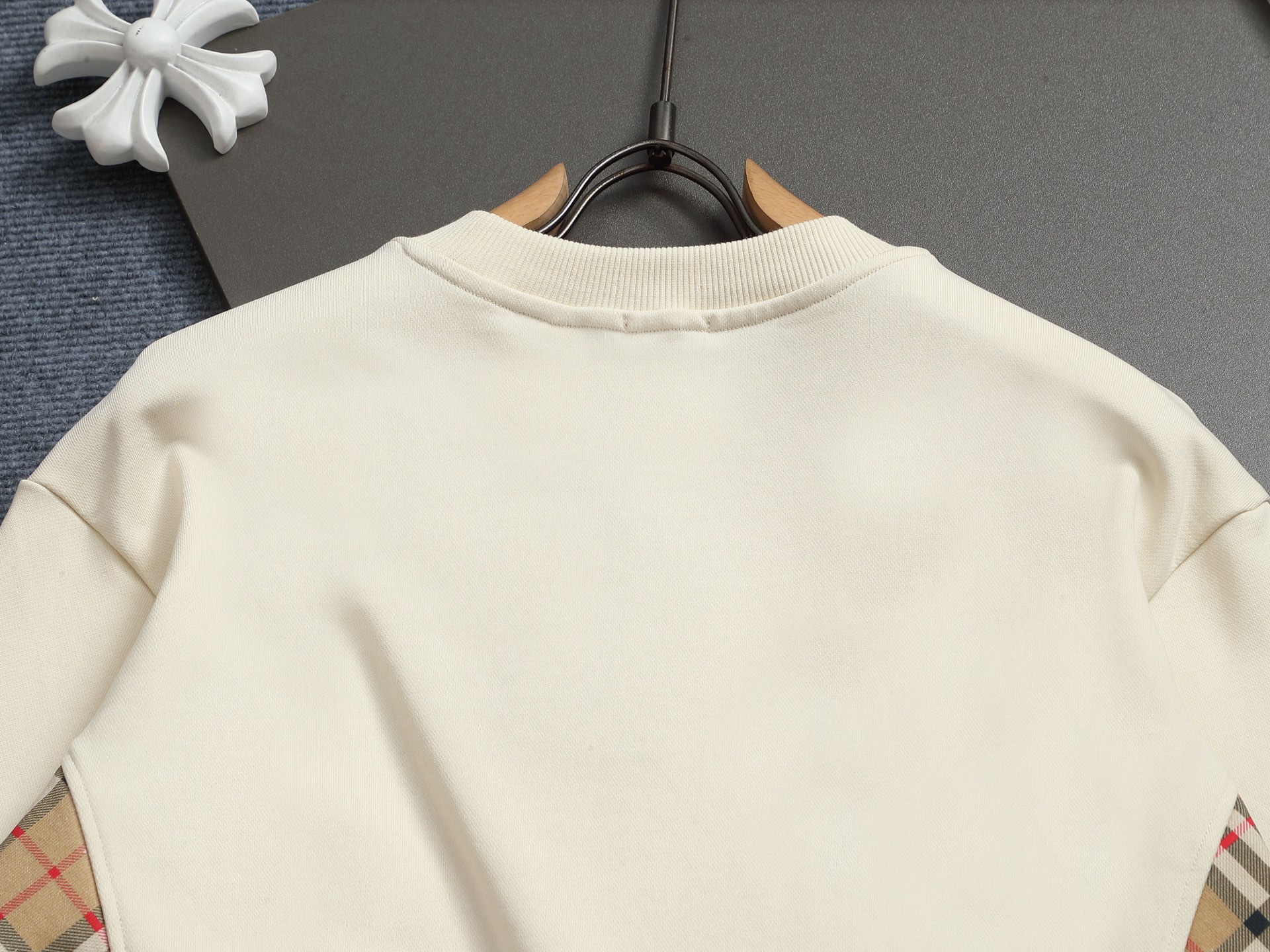 
巴宝莉 BURBERRY
BURBERRY 巴宝莉 格子拼接工艺
大Logo经典精致升级，灵感源自八十