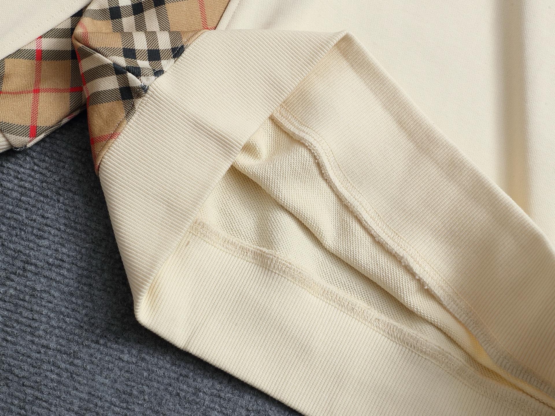 
巴宝莉 BURBERRY
BURBERRY 巴宝莉 格子拼接工艺
大Logo经典精致升级，灵感源自八十