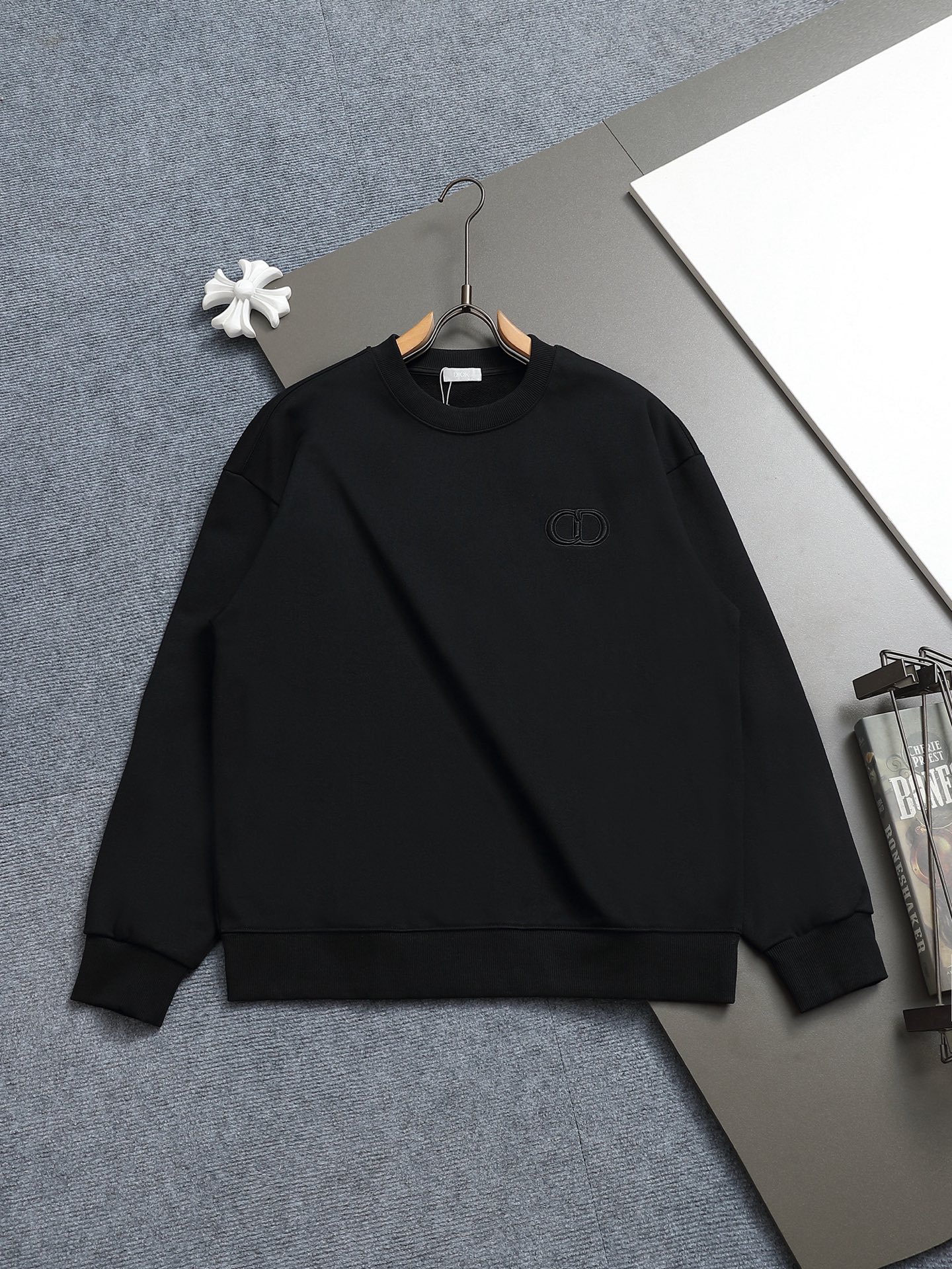 
Dior 迪奥  高品质CD字母刺绣🪡
升级，灵感源自八十年代复古
原版面料 官方同款  圆领卫衣
定