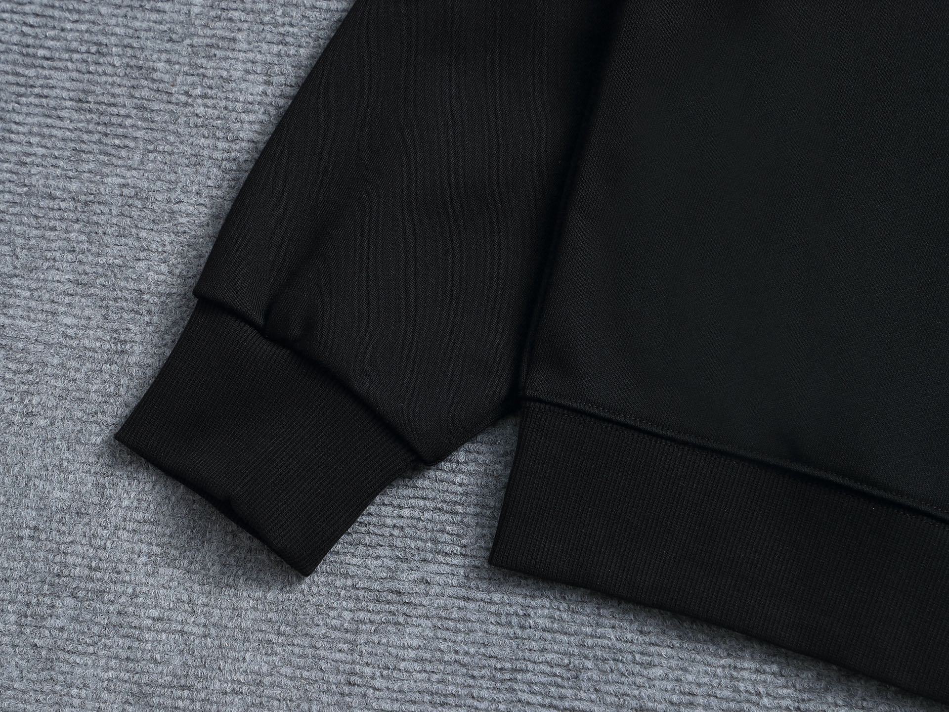 
Dior 迪奥  高品质CD字母刺绣🪡
升级，灵感源自八十年代复古
原版面料 官方同款  圆领卫衣
定