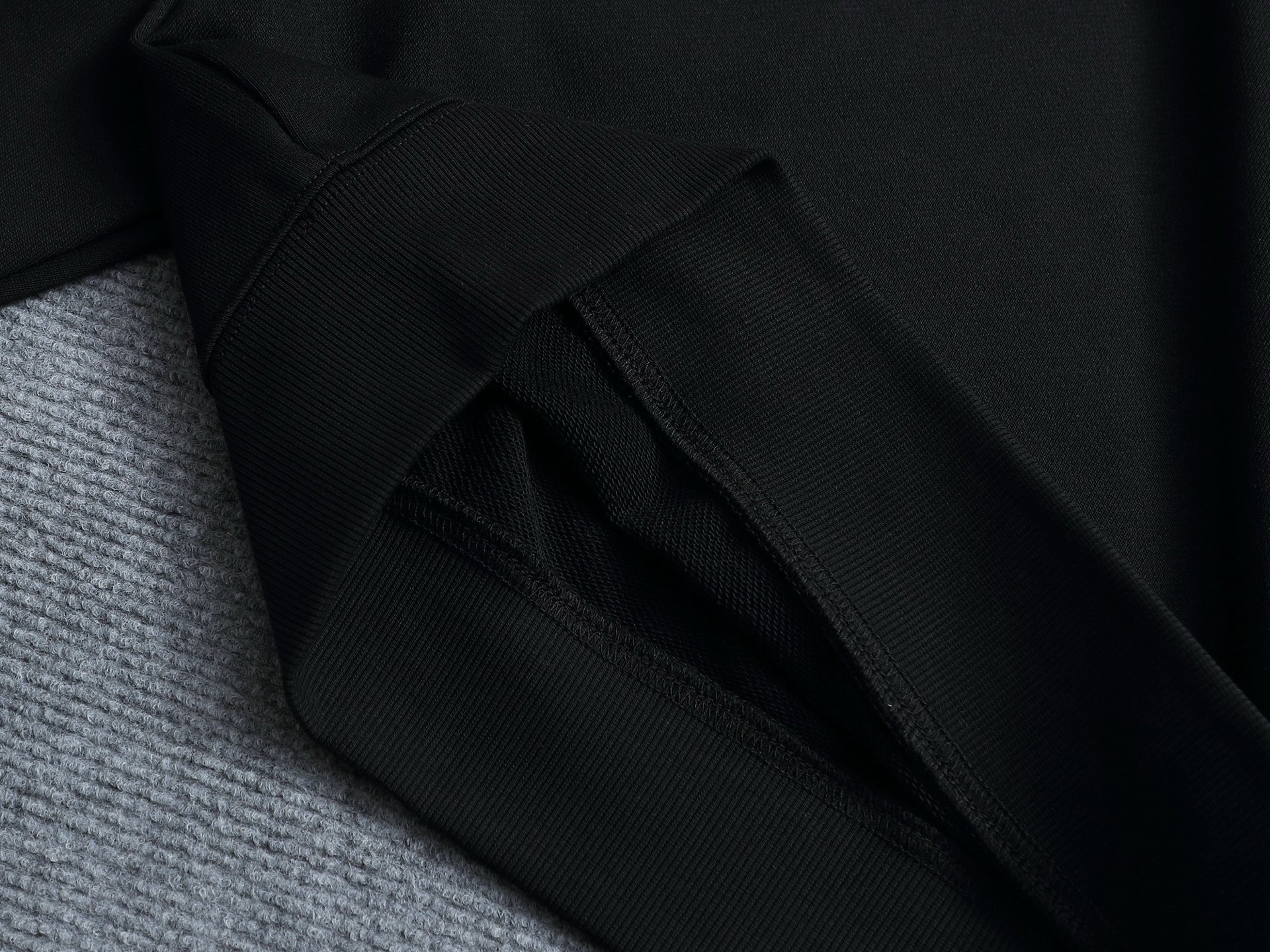 
Dior 迪奥  高品质CD字母刺绣🪡
升级，灵感源自八十年代复古
原版面料 官方同款  圆领卫衣
定