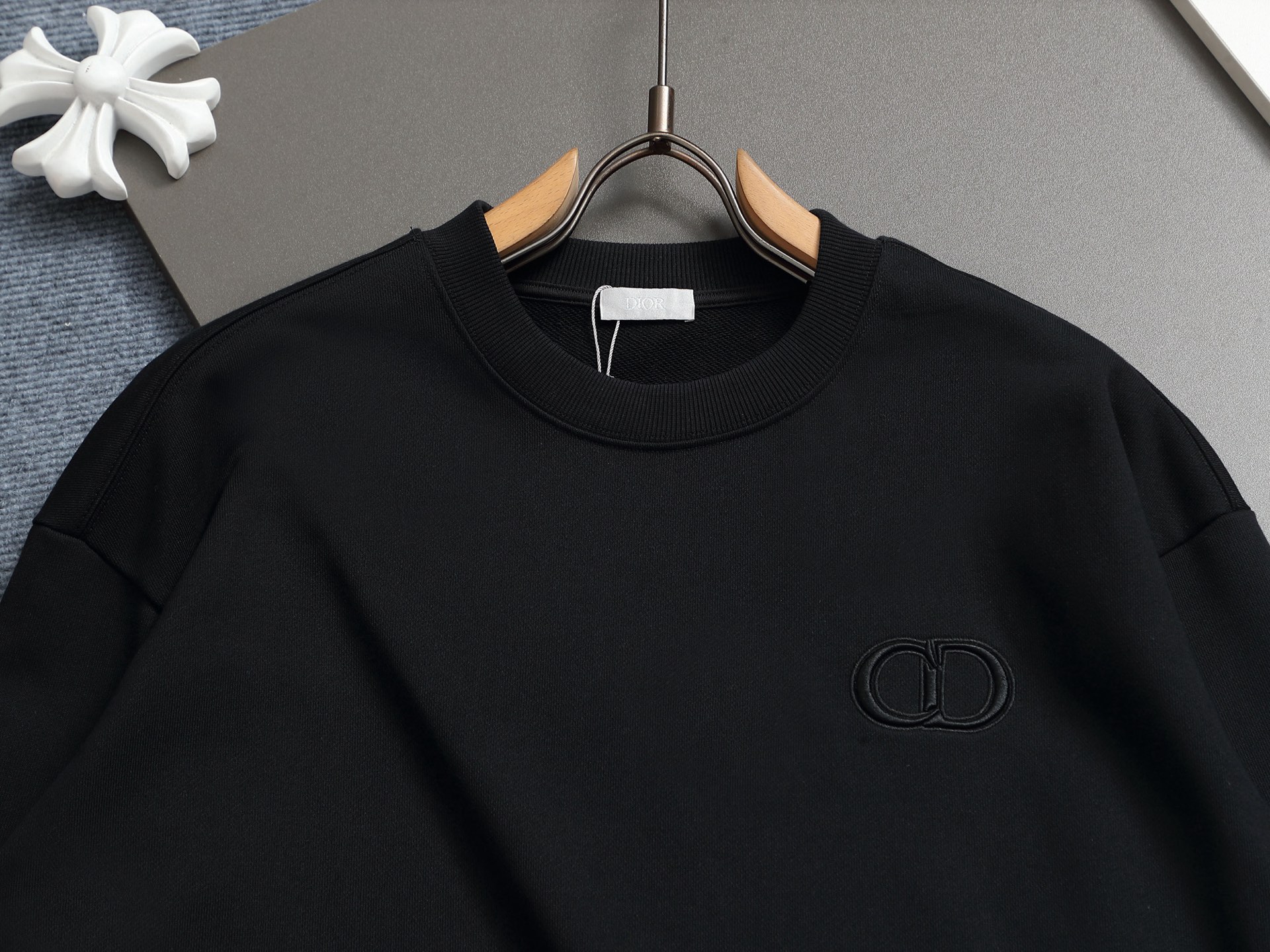 
Dior 迪奥  高品质CD字母刺绣🪡
升级，灵感源自八十年代复古
原版面料 官方同款  圆领卫衣
定