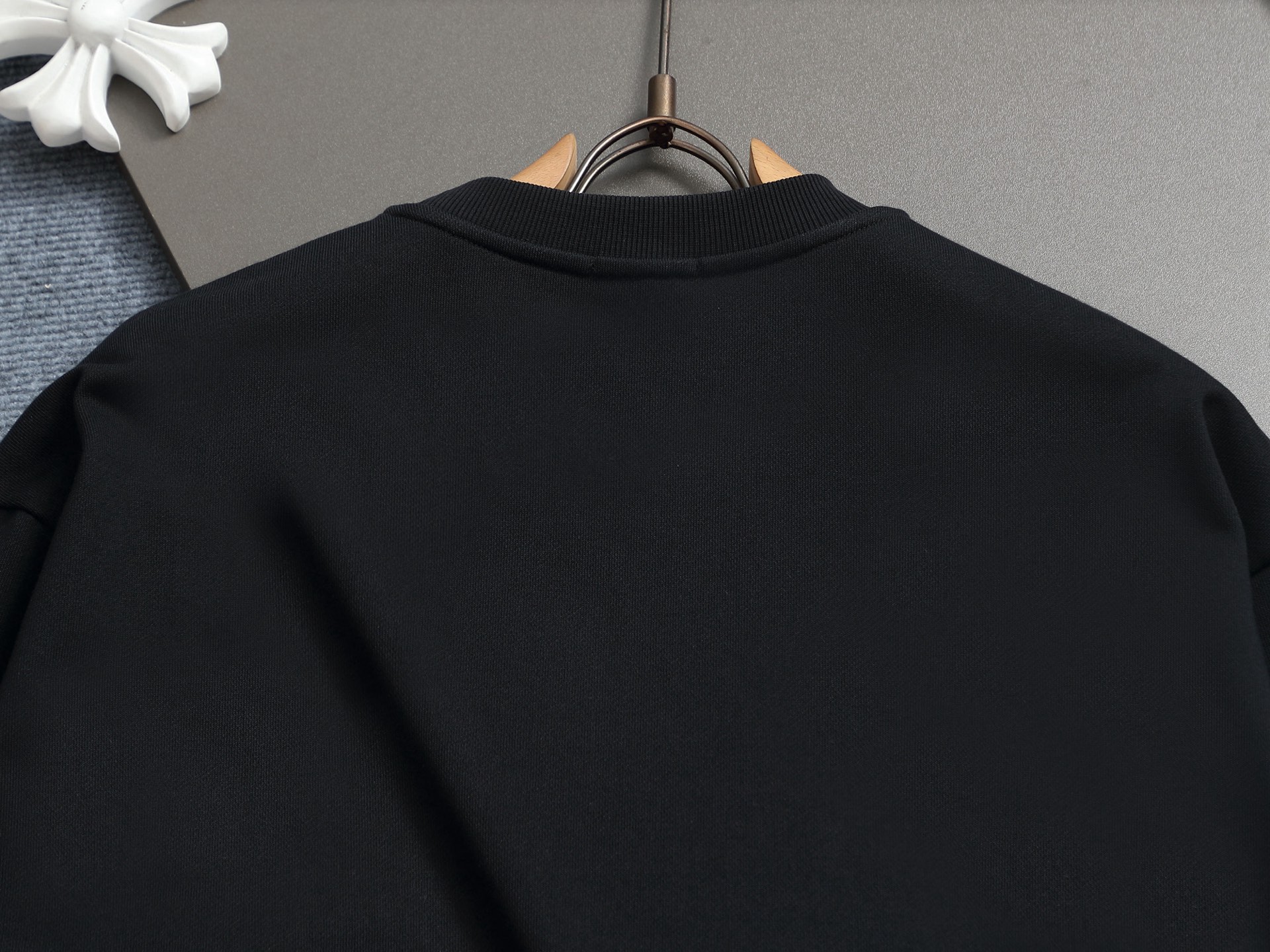 
Dior 迪奥  高品质CD字母刺绣🪡
升级，灵感源自八十年代复古
原版面料 官方同款  圆领卫衣
定