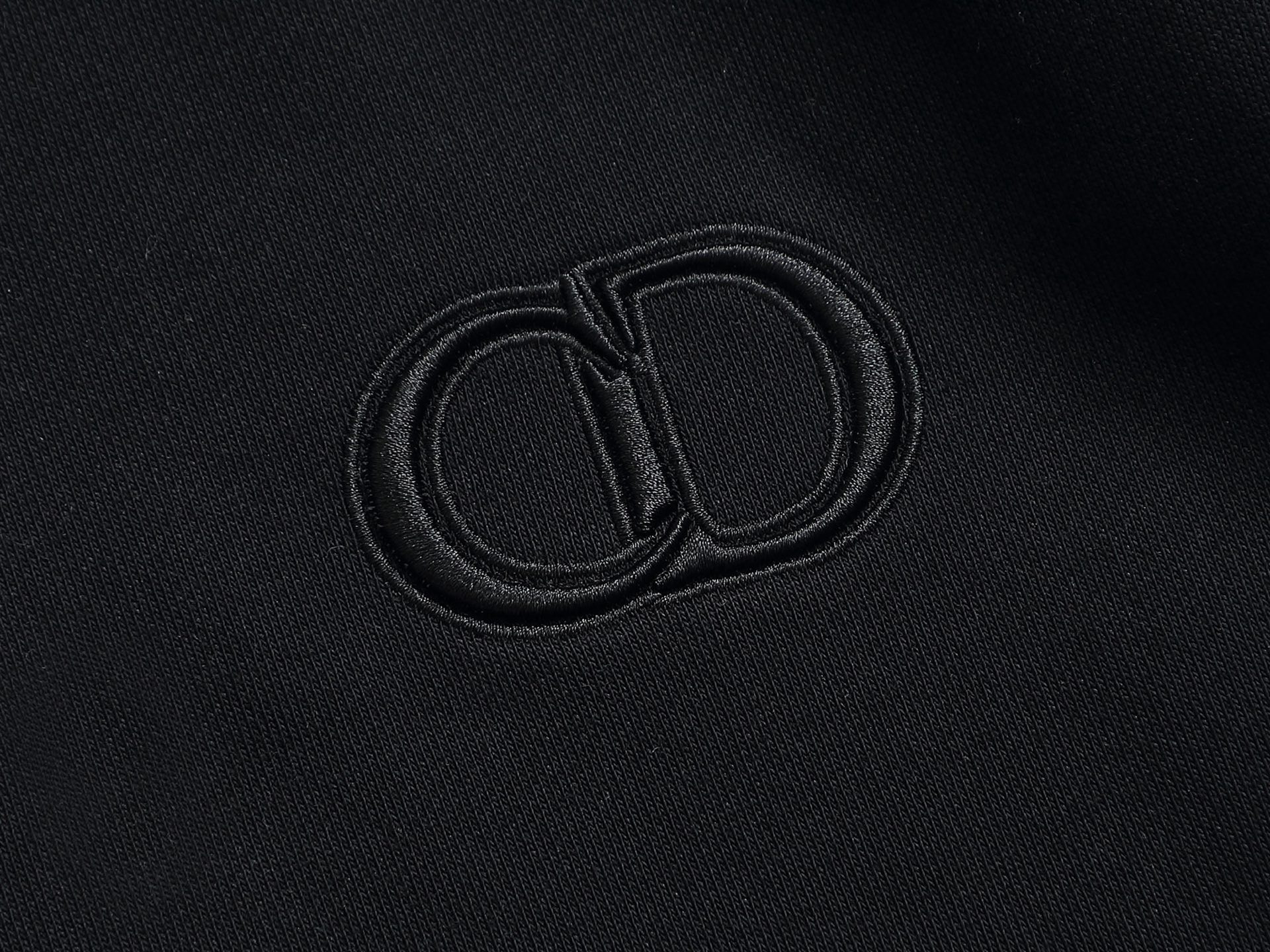 
Dior 迪奥  高品质CD字母刺绣🪡
升级，灵感源自八十年代复古
原版面料 官方同款  圆领卫衣
定