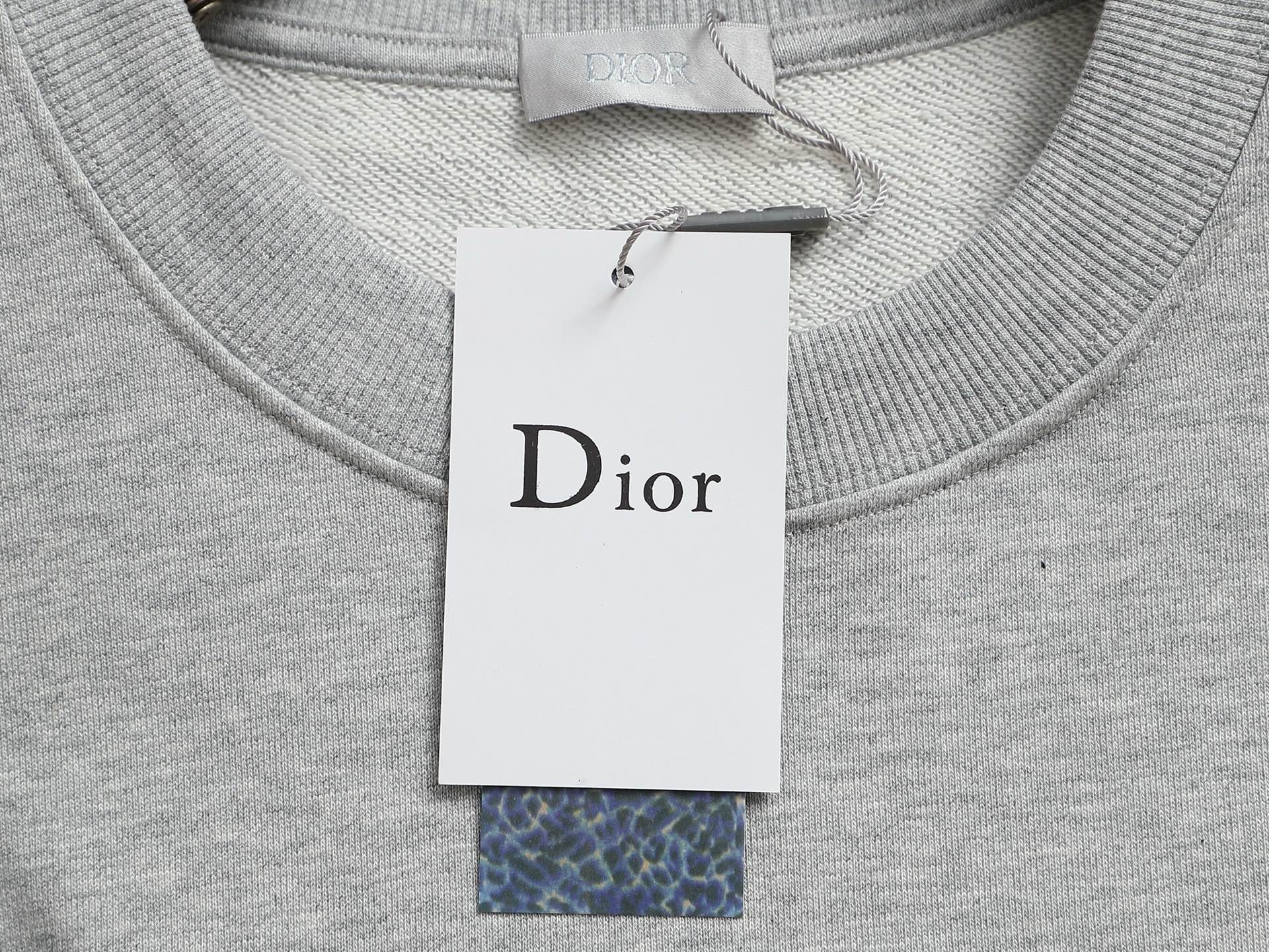 
Dior 迪奥  高品质CD字母刺绣🪡
升级，灵感源自八十年代复古
原版面料 官方同款  圆领卫衣
定