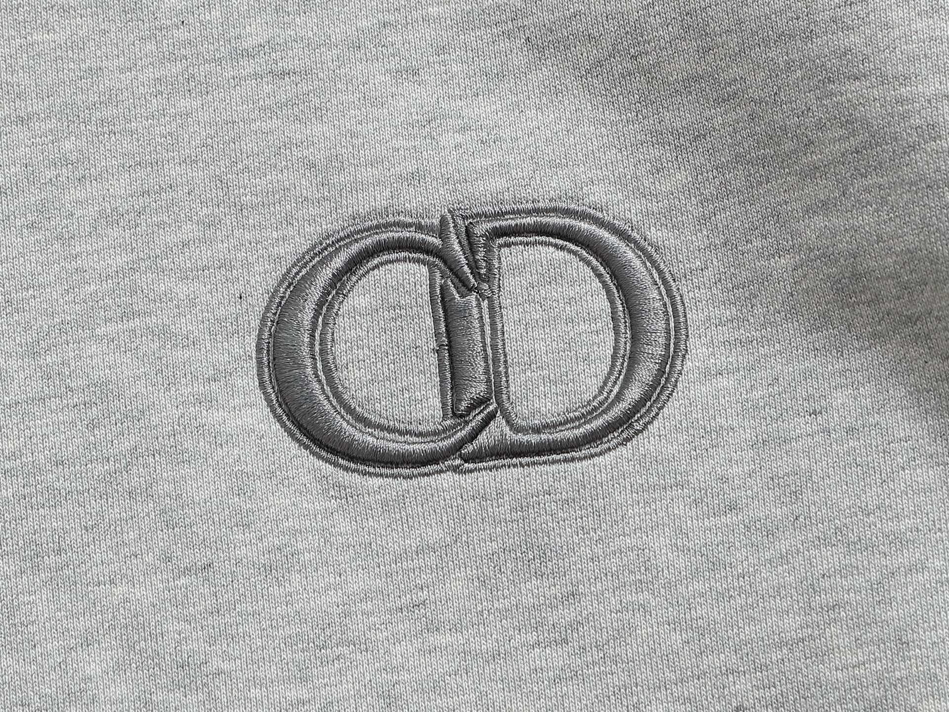 
Dior 迪奥  高品质CD字母刺绣🪡
升级，灵感源自八十年代复古
原版面料 官方同款  圆领卫衣
定