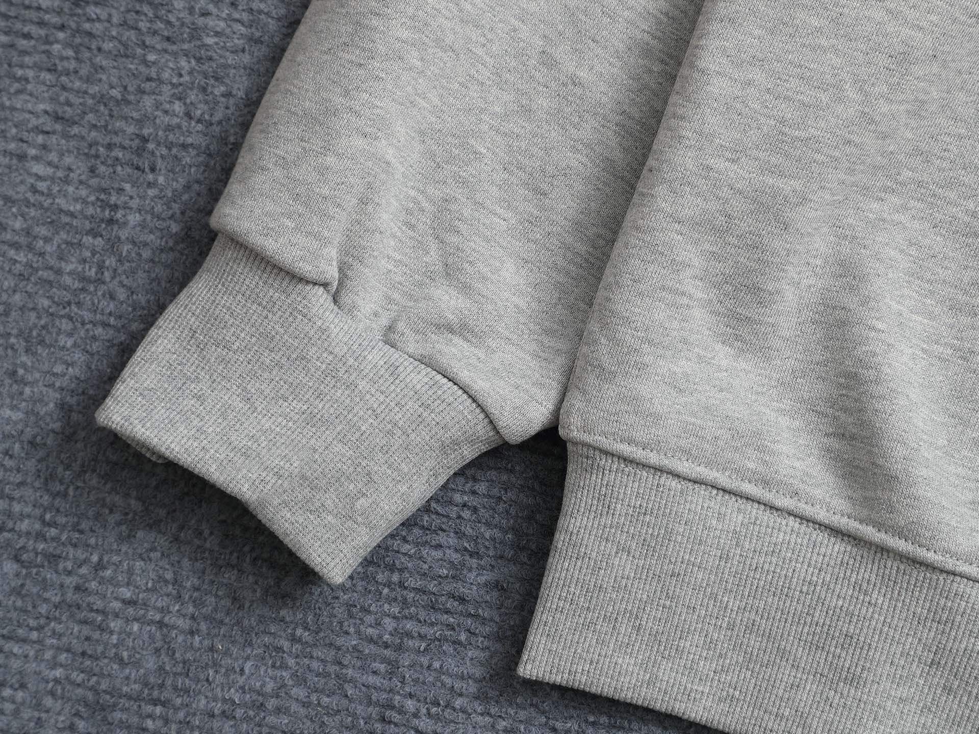 
Dior 迪奥  高品质CD字母刺绣🪡
升级，灵感源自八十年代复古
原版面料 官方同款  圆领卫衣
定