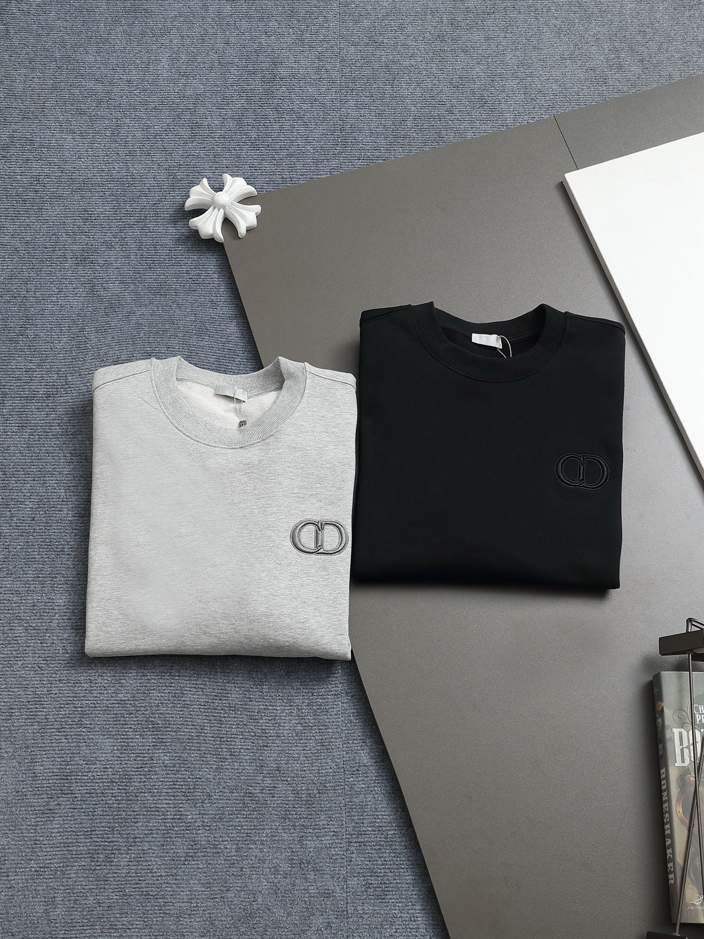 
Dior 迪奥  高品质CD字母刺绣🪡
升级，灵感源自八十年代复古
原版面料 官方同款  圆领卫衣
定