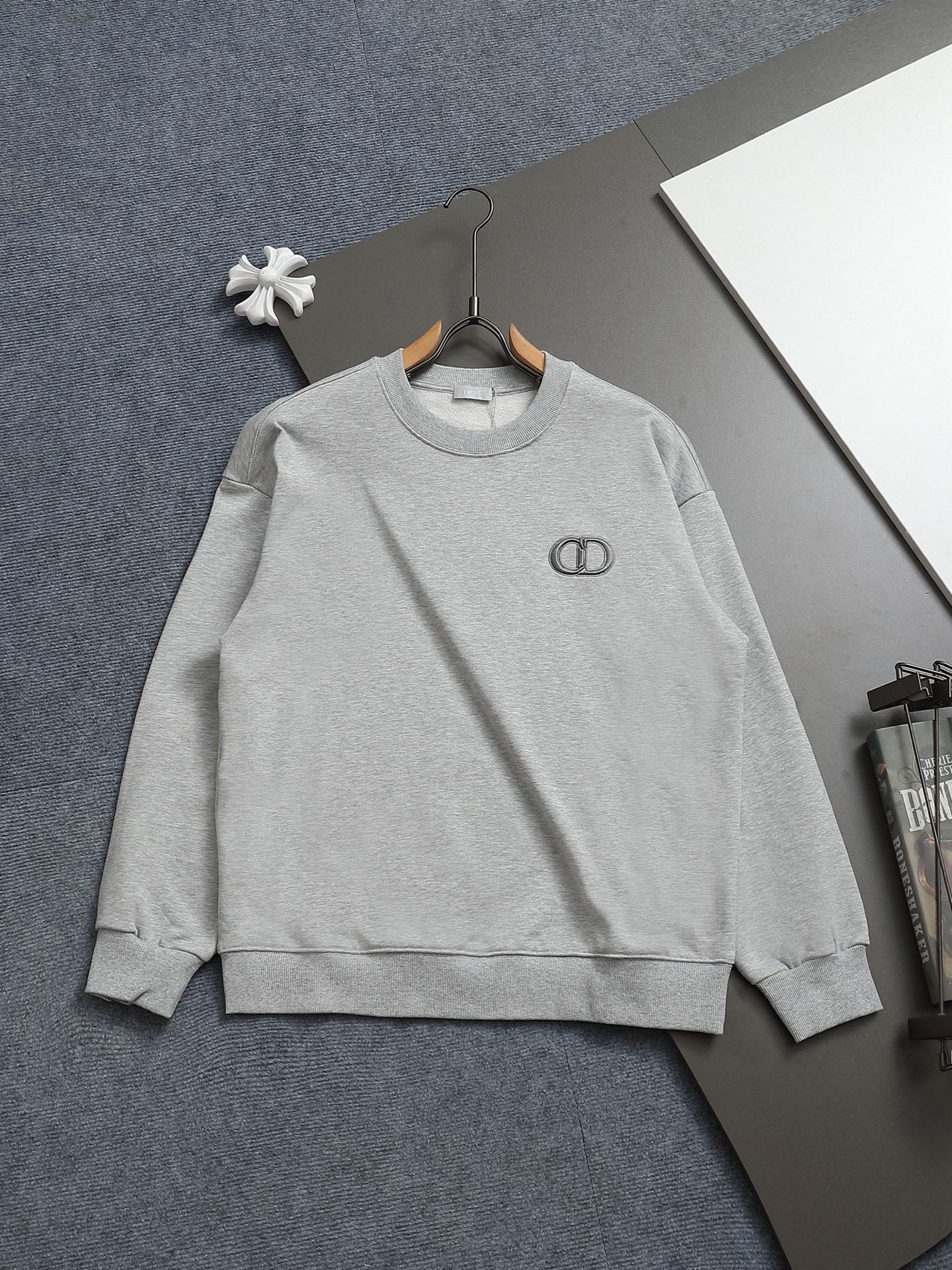 
Dior 迪奥  高品质CD字母刺绣🪡
升级，灵感源自八十年代复古
原版面料 官方同款  圆领卫衣
定