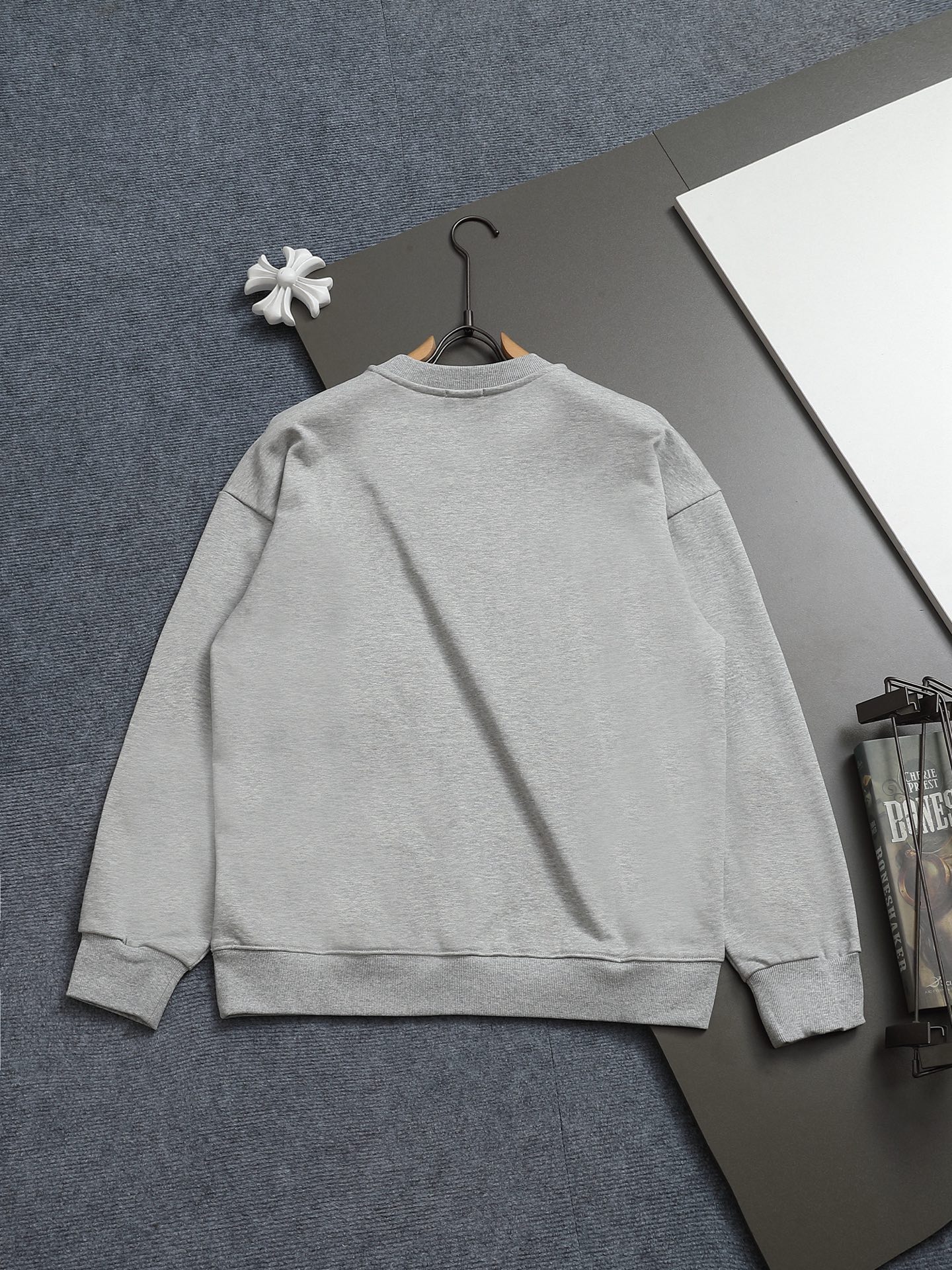 
Dior 迪奥  高品质CD字母刺绣🪡
升级，灵感源自八十年代复古
原版面料 官方同款  圆领卫衣
定